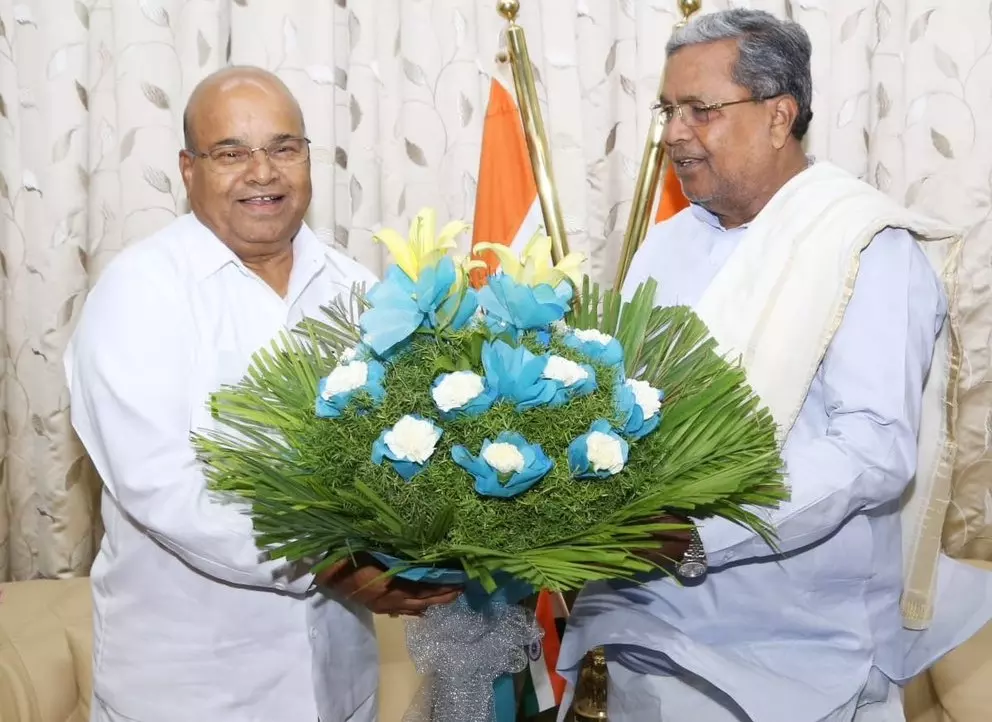 Karnataka governor Thaawarchand Gehlot (left) with CM Siddaramaiah