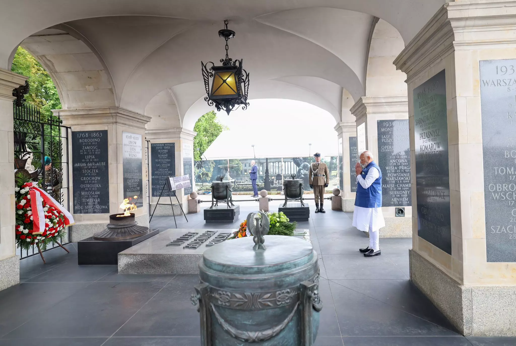 PM Modi pays respect at Tomb of the Unknown Soldier in Warsaw