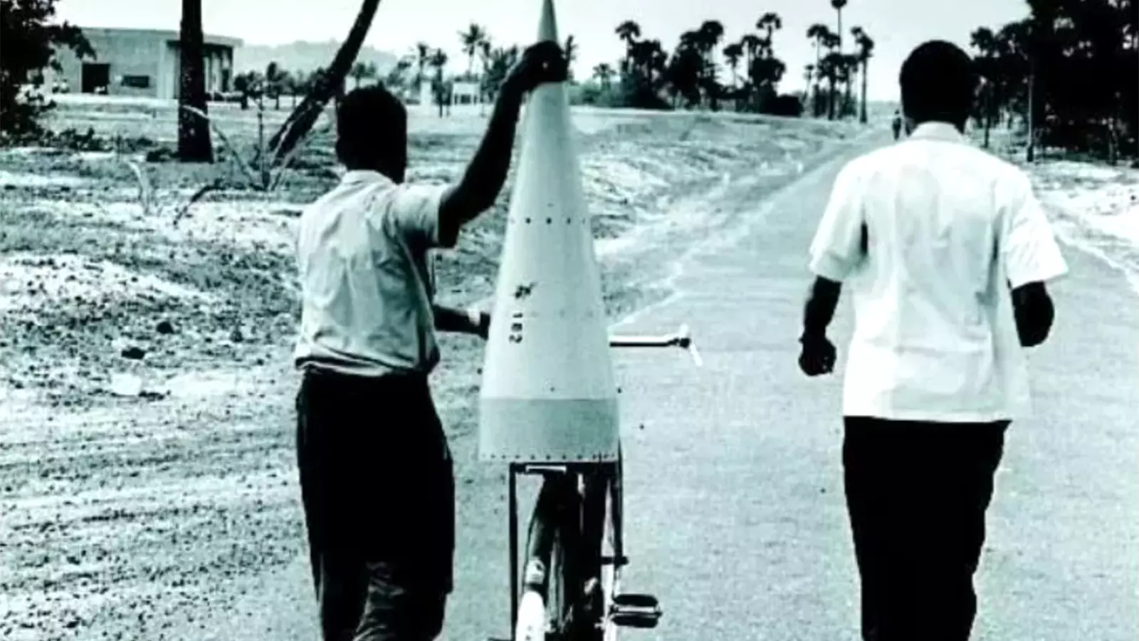 The photograph of the rocket nose cone on a bicycle taken by Henri Cartier-Bresson soon went viral in the media. On the right: engineer, CR Sathya. His assistant, Velappan Nair, is taking care of the nose cone.