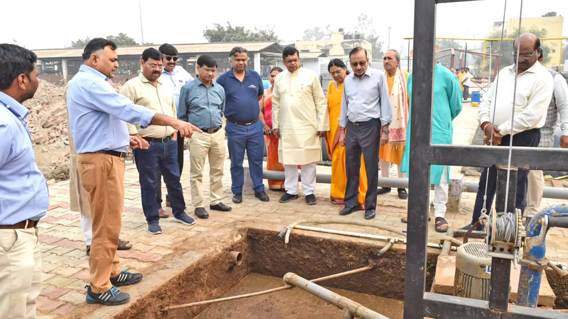 NDDB officials putting up first biogas plant.