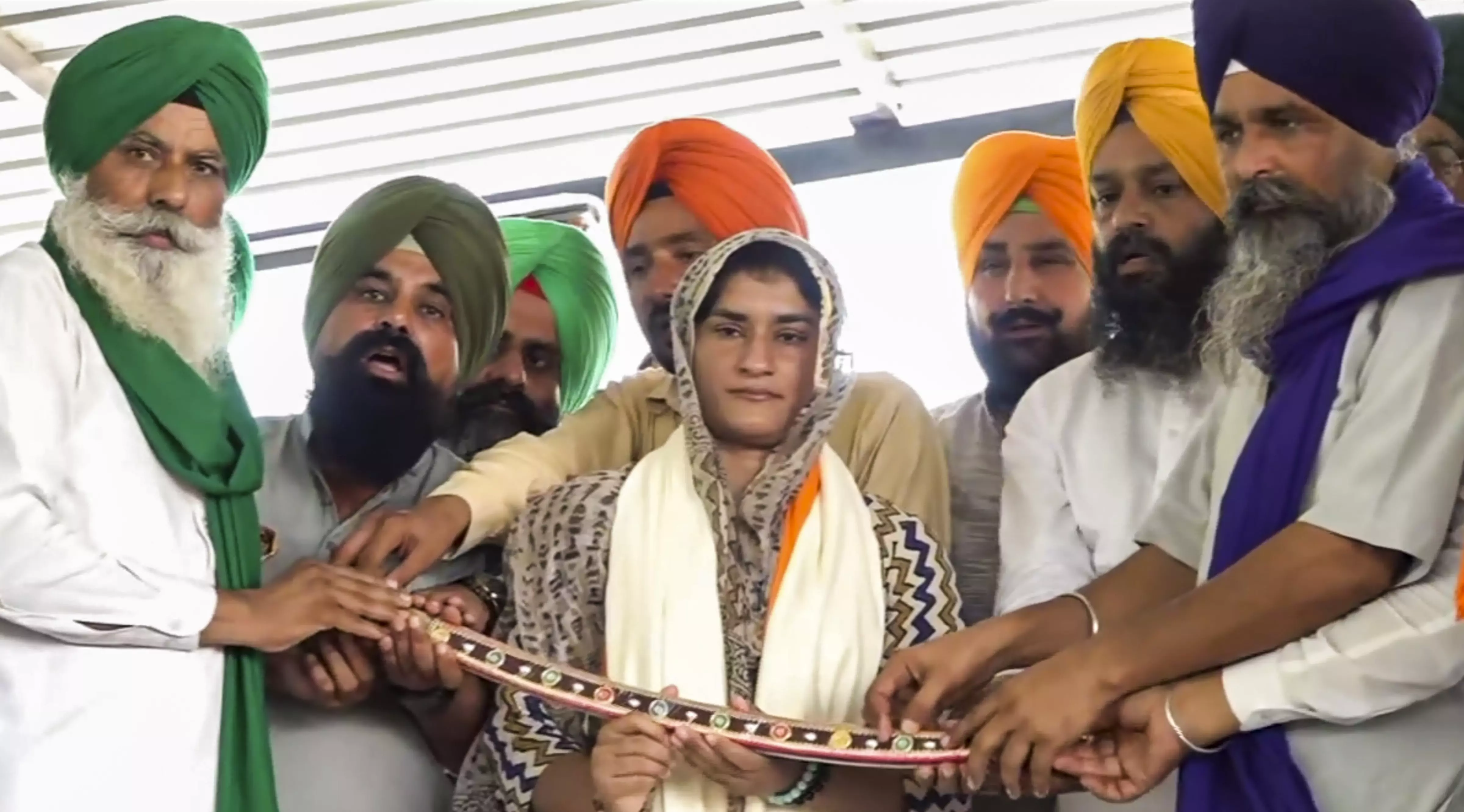 Vinesh Phogat joins huge farmers protest on Haryana-Delhi border