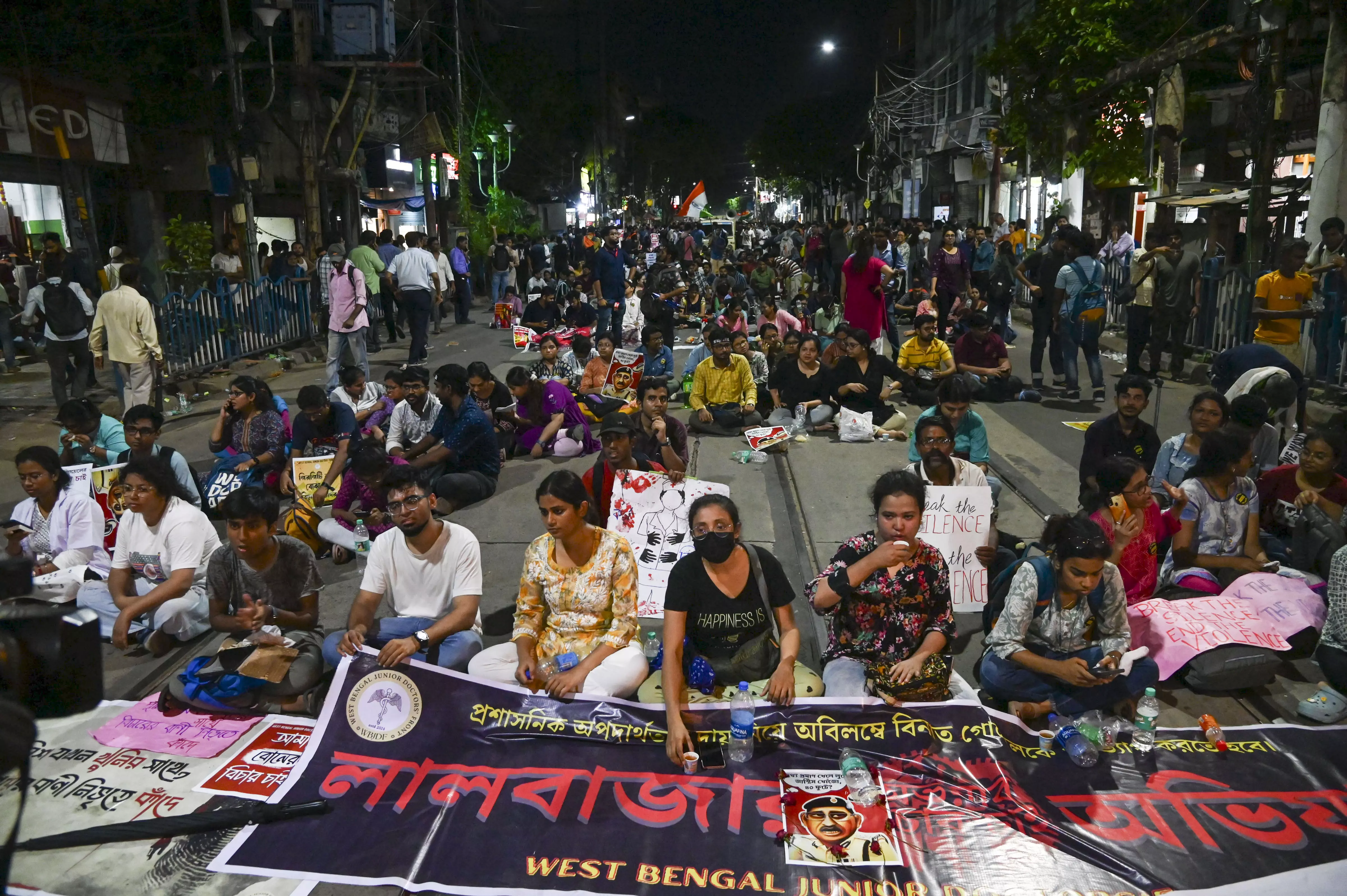 Junior doctors continue sit-in near Kolkata Police HQs, demand CPs resignation