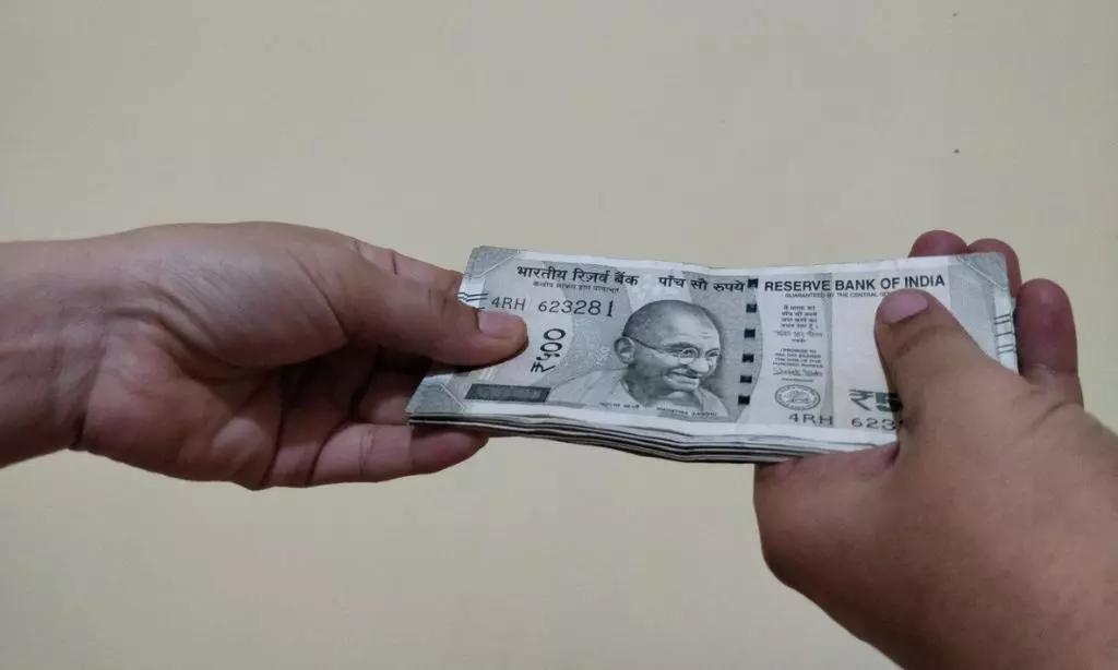 Cops extort money from Bengaluru couple Cops extort money from Bengaluru couple