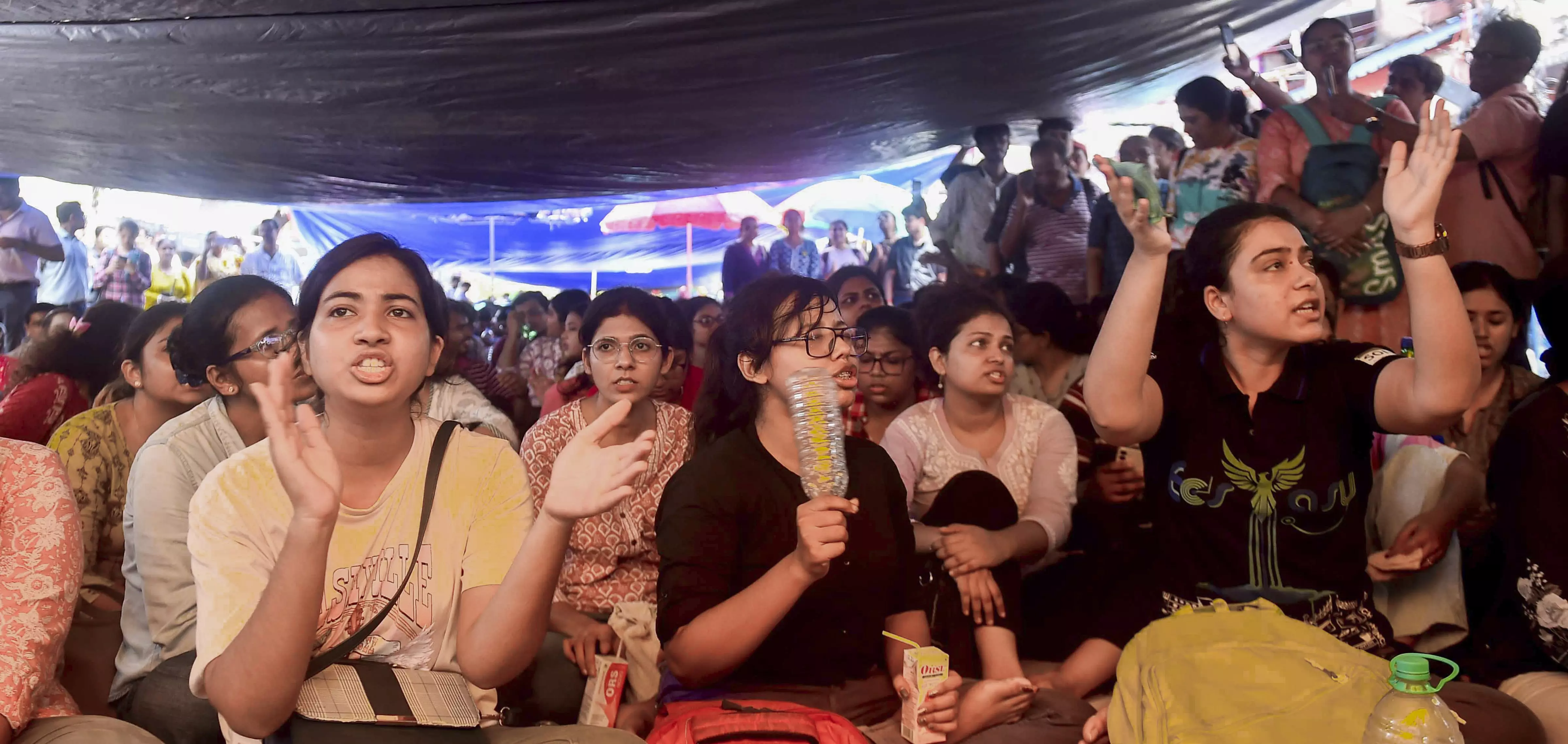 Kolkata | Protesting junior doctors hold meeting to take call on cease work