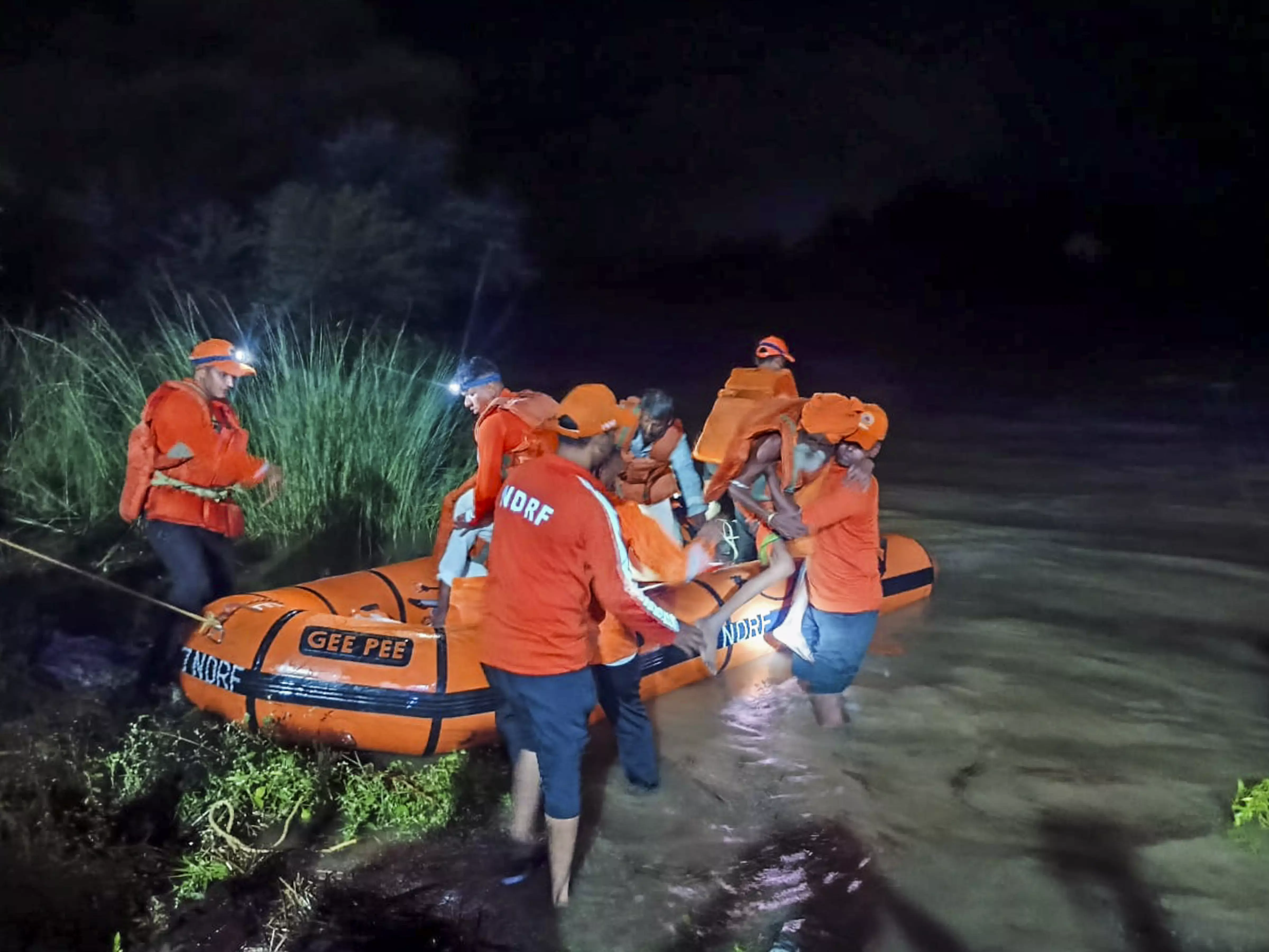 Telangana flood crisis worsens as Godavari rises; Khammam in darkness