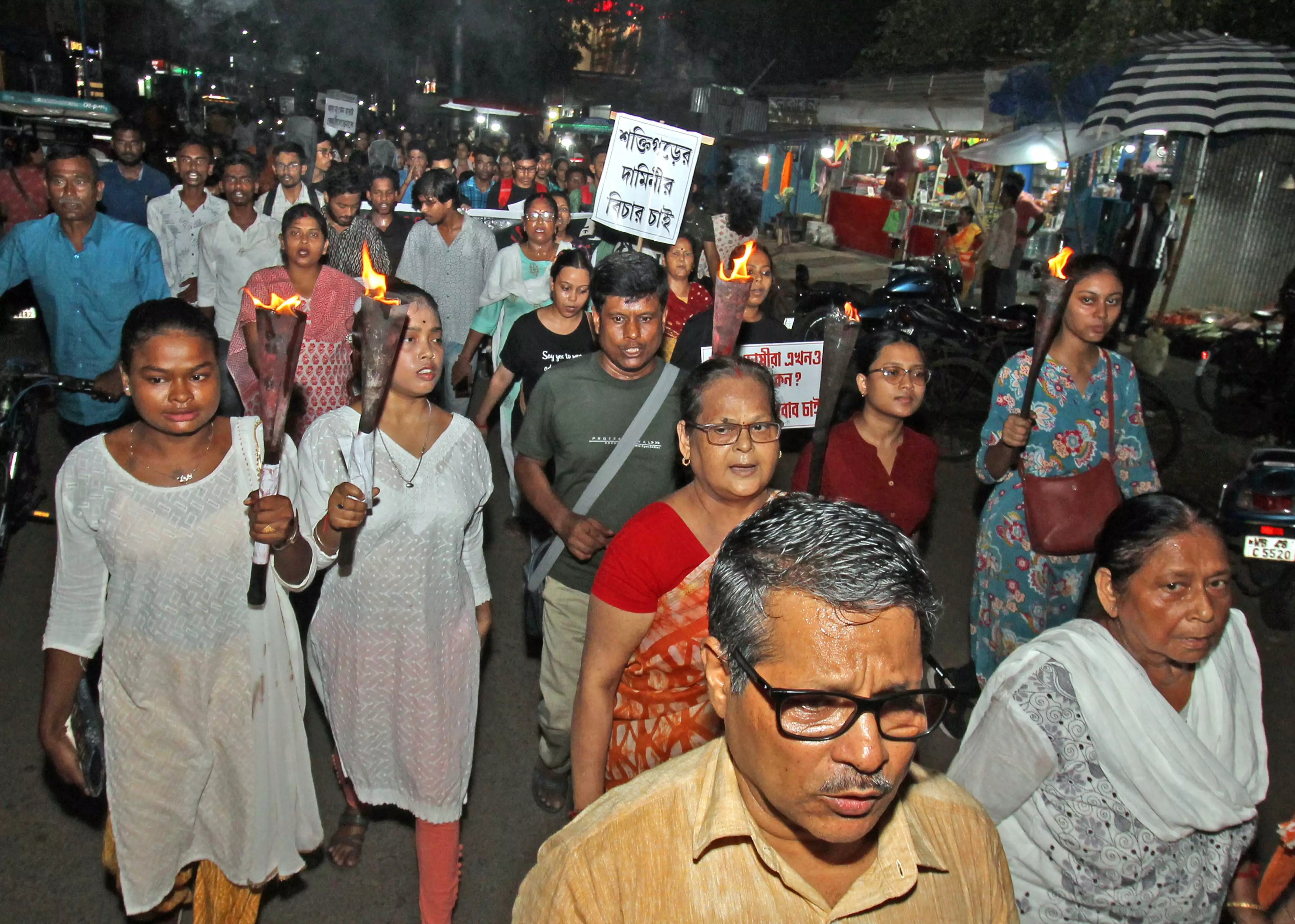 Kolkata rape-murder: Forced to cremate body, police tried to bribe, allege victims parents