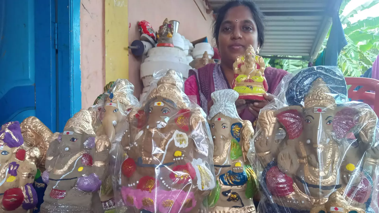 Savithiri shows the various idols by her.