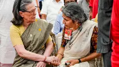 Sonia Gandhi, Pinarayi Vijayan pay tributes to Yechury at CPI (M) headquarters in Delhi