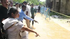 Fresh trouble for Mamata? Bengal CM blames Centre for floods; angers INDIA ally JMM too