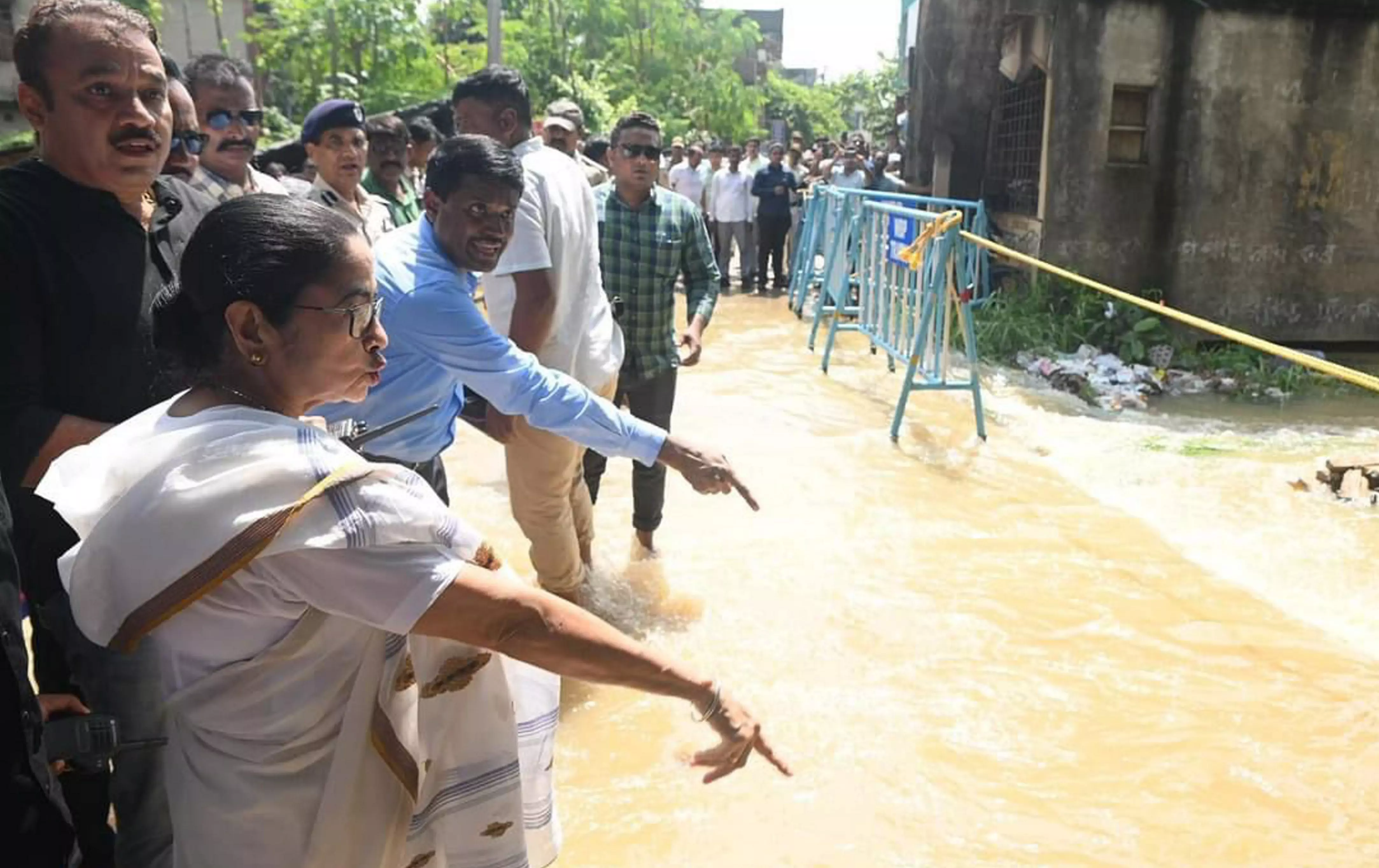 Fresh trouble for Mamata? Bengal CM blames Centre for floods; angers INDIA ally JMM too