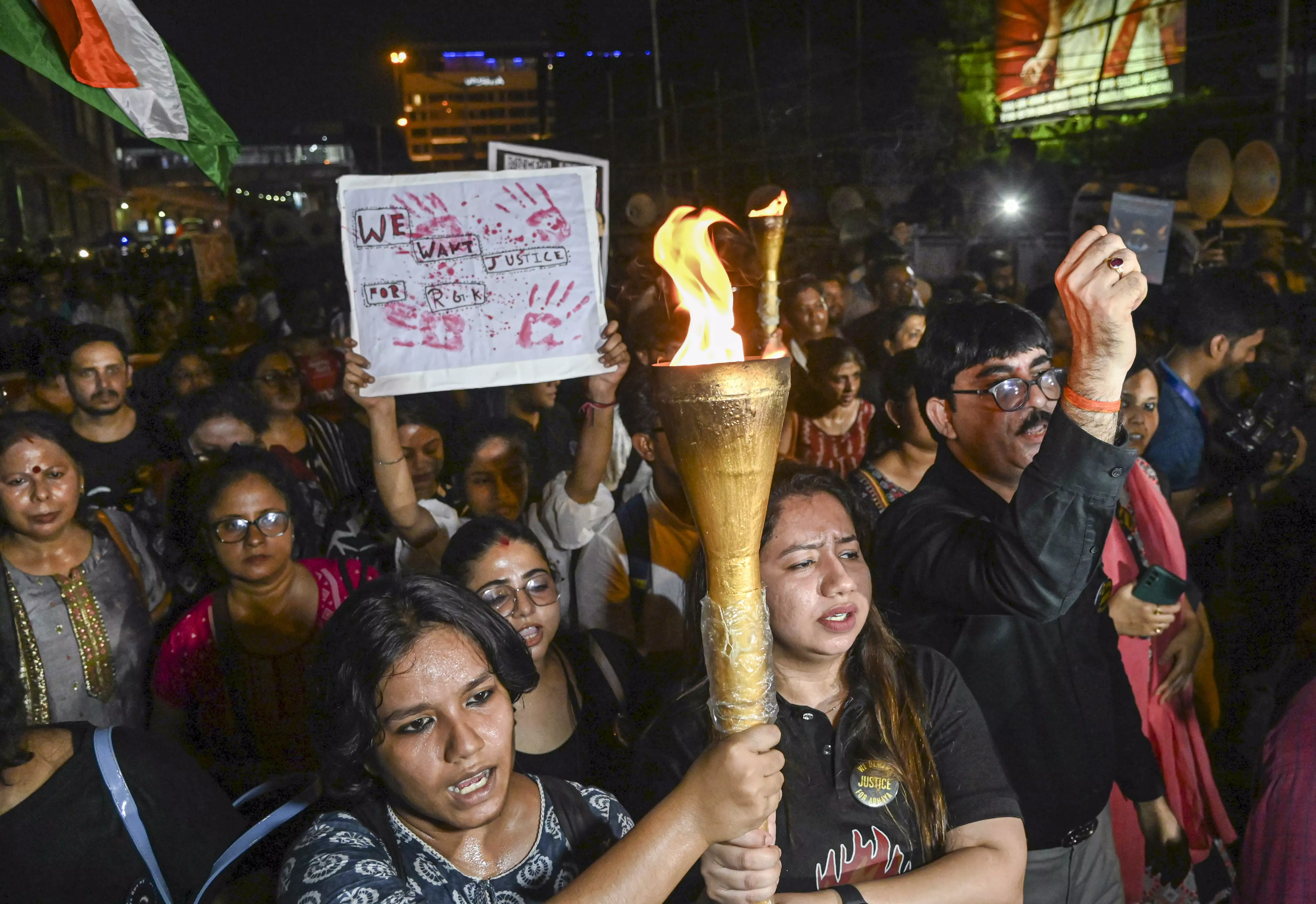 Kolkata rape-murder | Thousands take out 42-km torch rally demanding justice