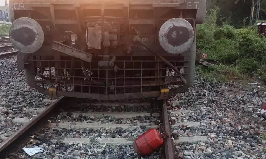 UP: Gas cylinder found on rail track, goods train driver uses emergency brakes