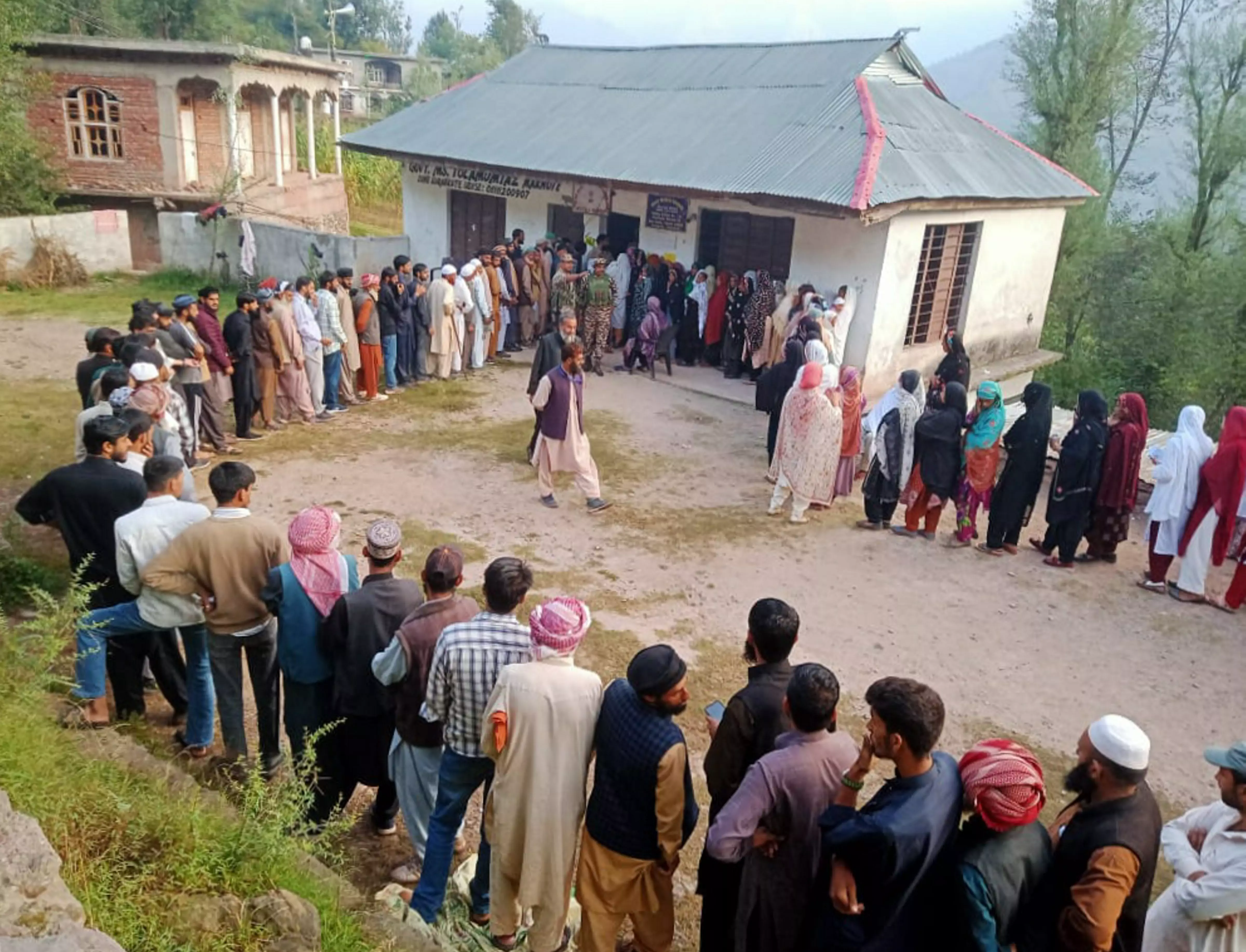 Voters stand in a queue to cast votes during the second phase of Jammu and Kashmir Assembly elections, in Poonch district. Photo: X/@ECISVEEP