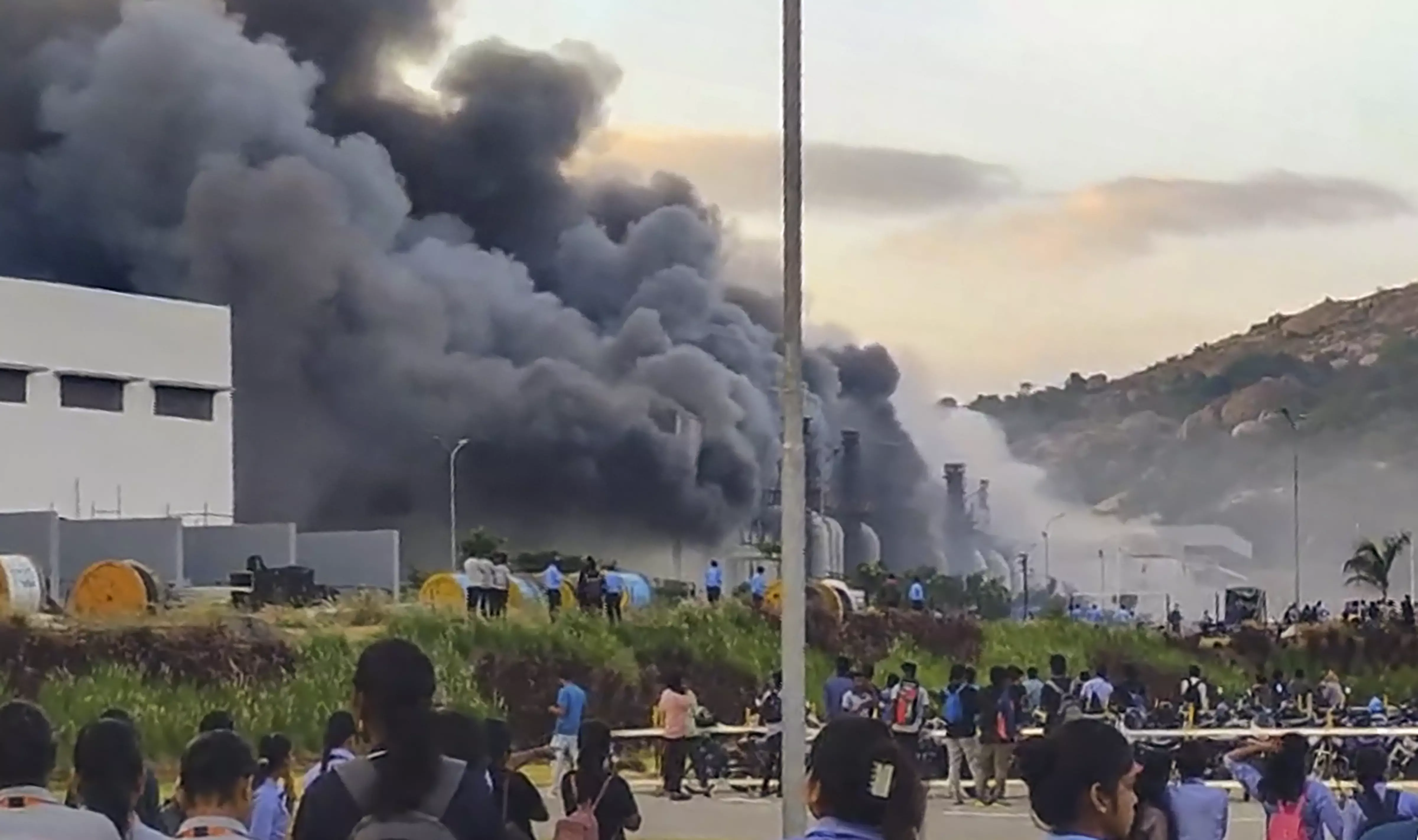 Tamil Nadu | Major fire breaks out at Tata Electronics manufacturing unit in Hosur