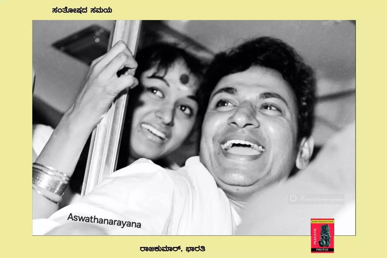 Dr Rajkumar and Bharathi in a happy mood during the yatra of Kannada artists to collect funds for the Indian government for the welfare of soldiers. Photo:  Ashwathnarayana