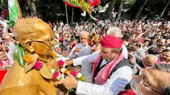 Defiant Akhilesh garlands JP Narayans bust on road following fresh face-off with UP govt