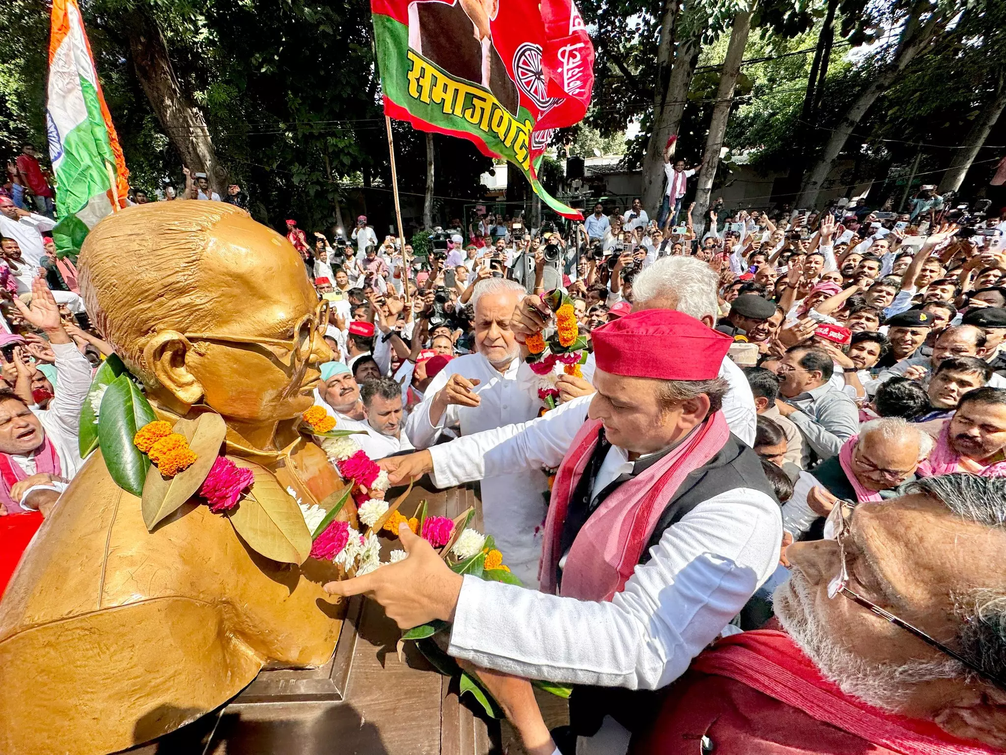 Defiant Akhilesh garlands JP Narayans bust on road following fresh face-off with UP govt