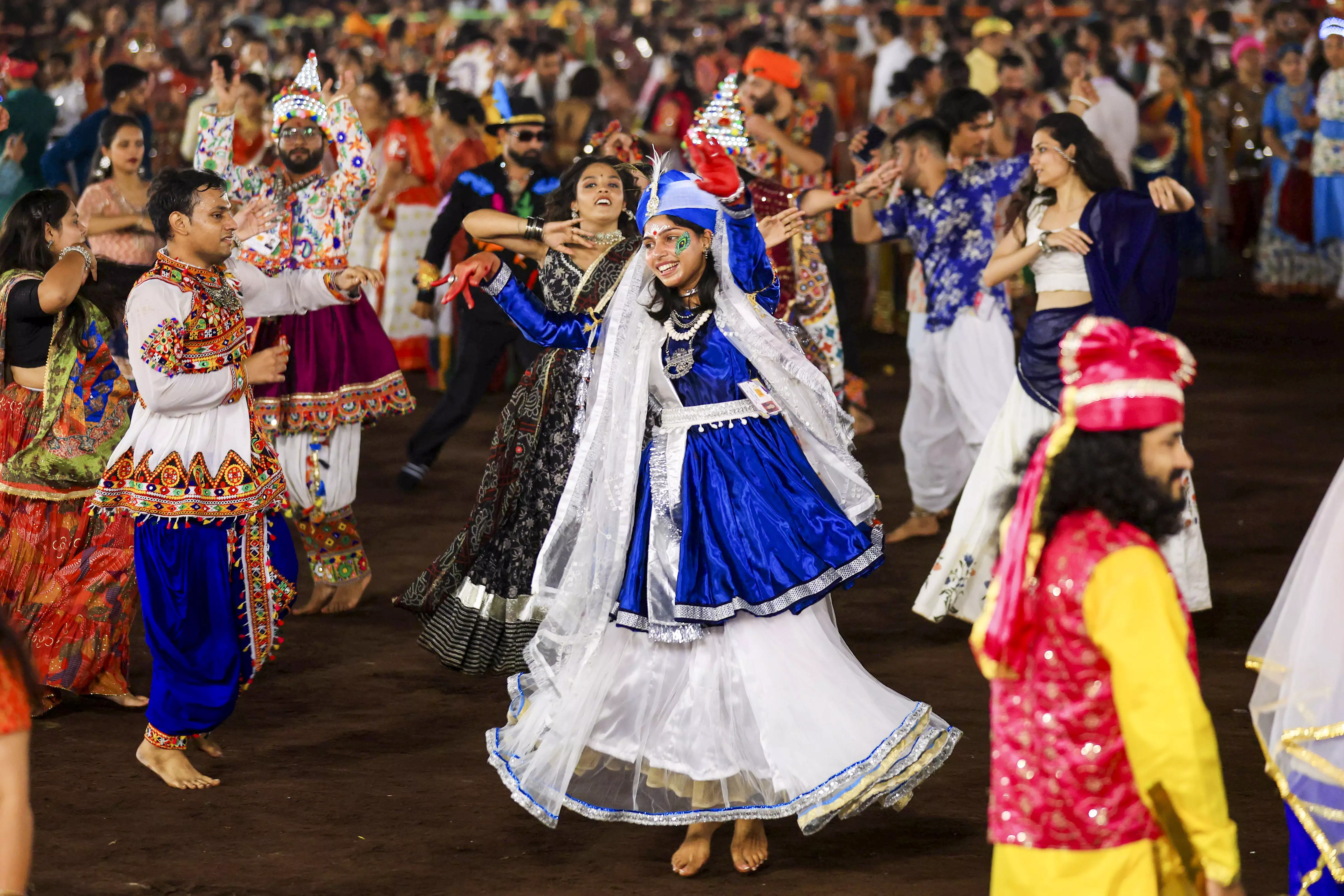 Gujarat | VHP, Bajrang Dal add communal tinge to garba events during Navratri celebrations