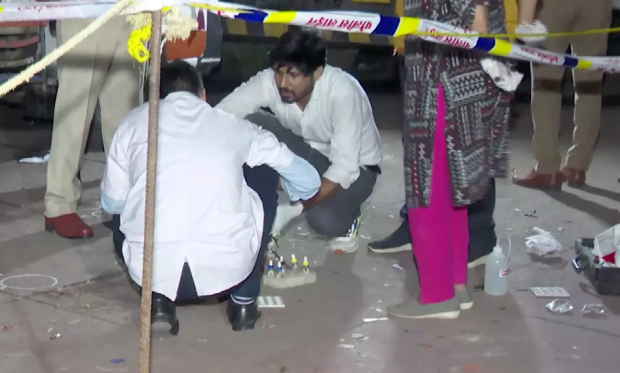 Forensic team investigates at the site where Siddique was shot dead by three assailants. Photo: PTI  