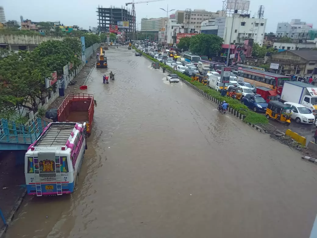 While one lane of the road at Kottivakkam is flooded, the other one is flooded with vehicles