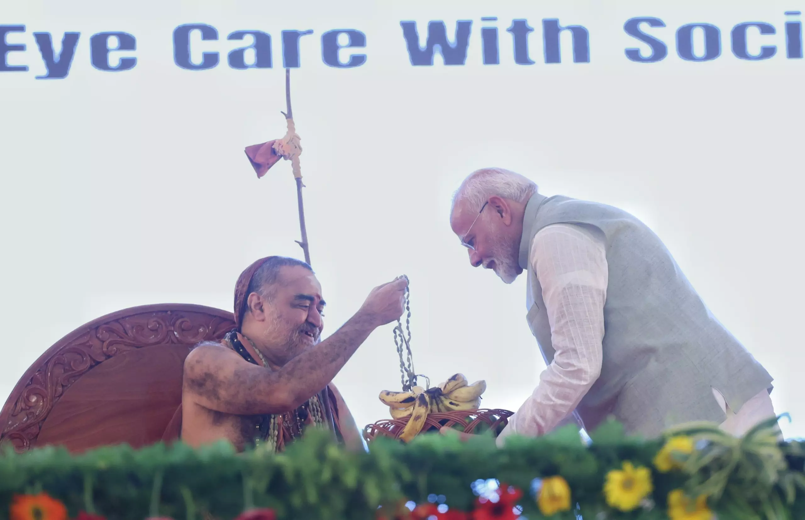 Shankaracharya praises PM Modi in Varanasi