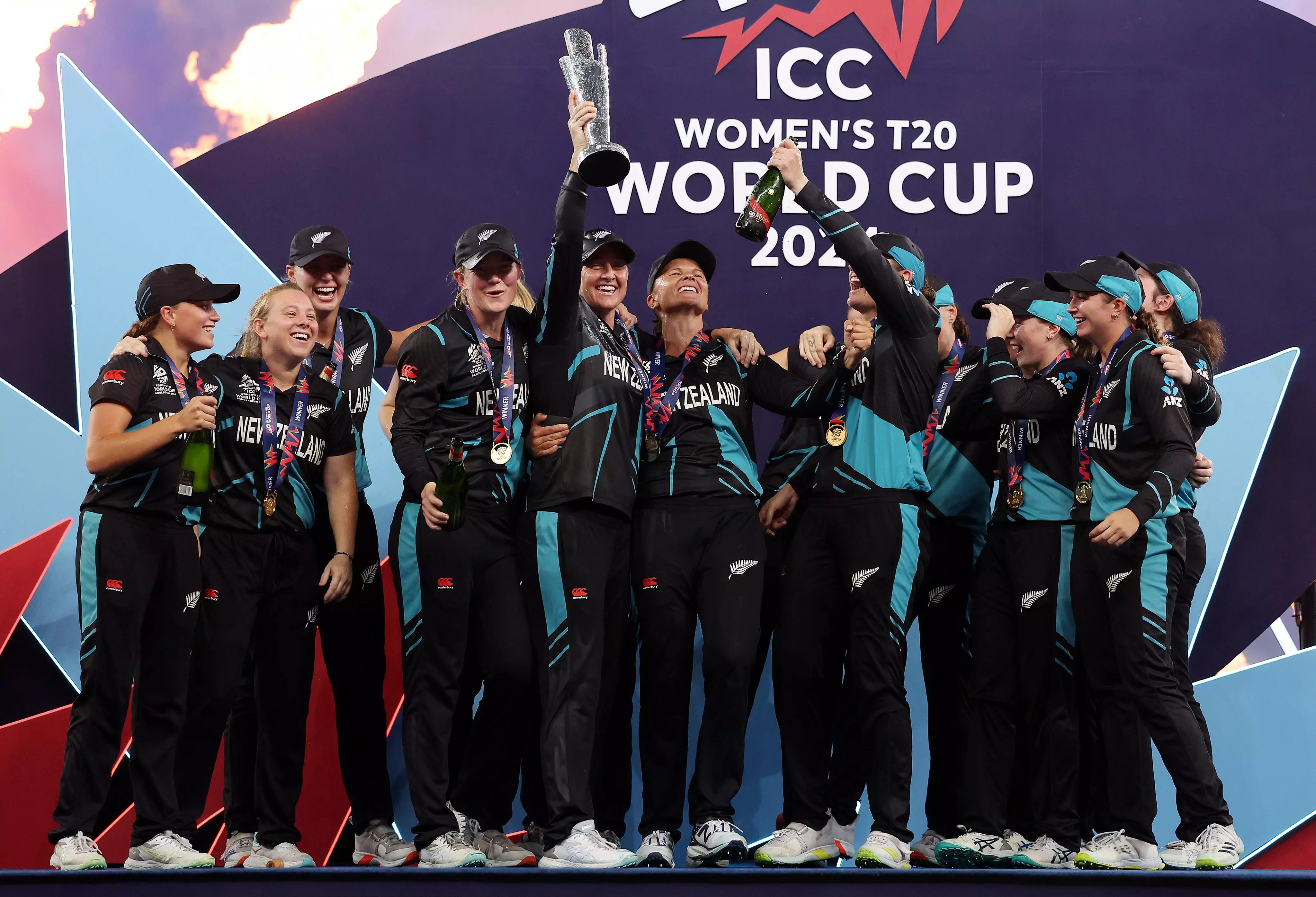 New Zealand players celebrate with the trophy after winning the ICC Womens T20 World Cup 2024