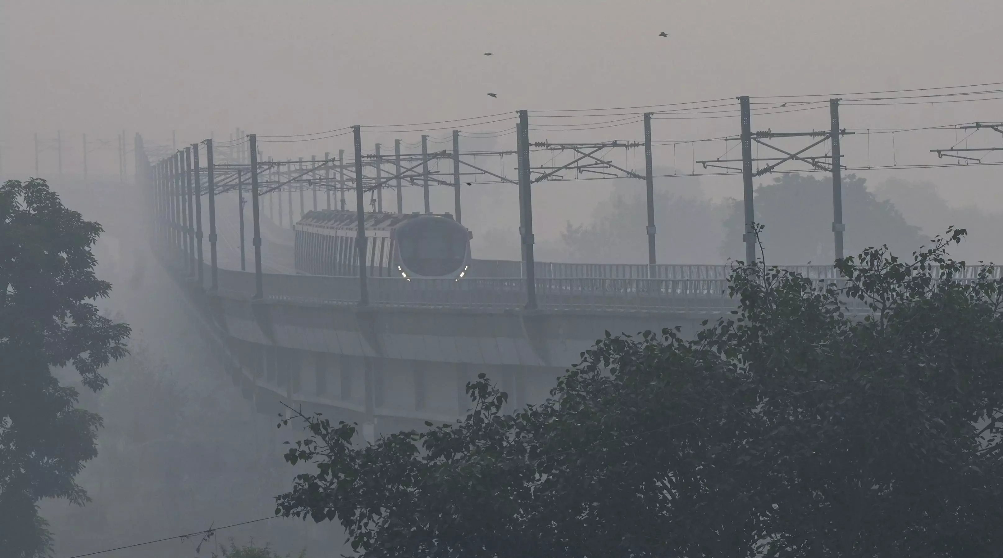 Delhi: Thick layer of smog envelops city as air quality drops to very poor