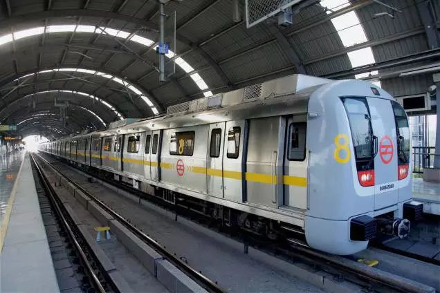 Kolkata Metro, Man, Hand caught in door - The Federal