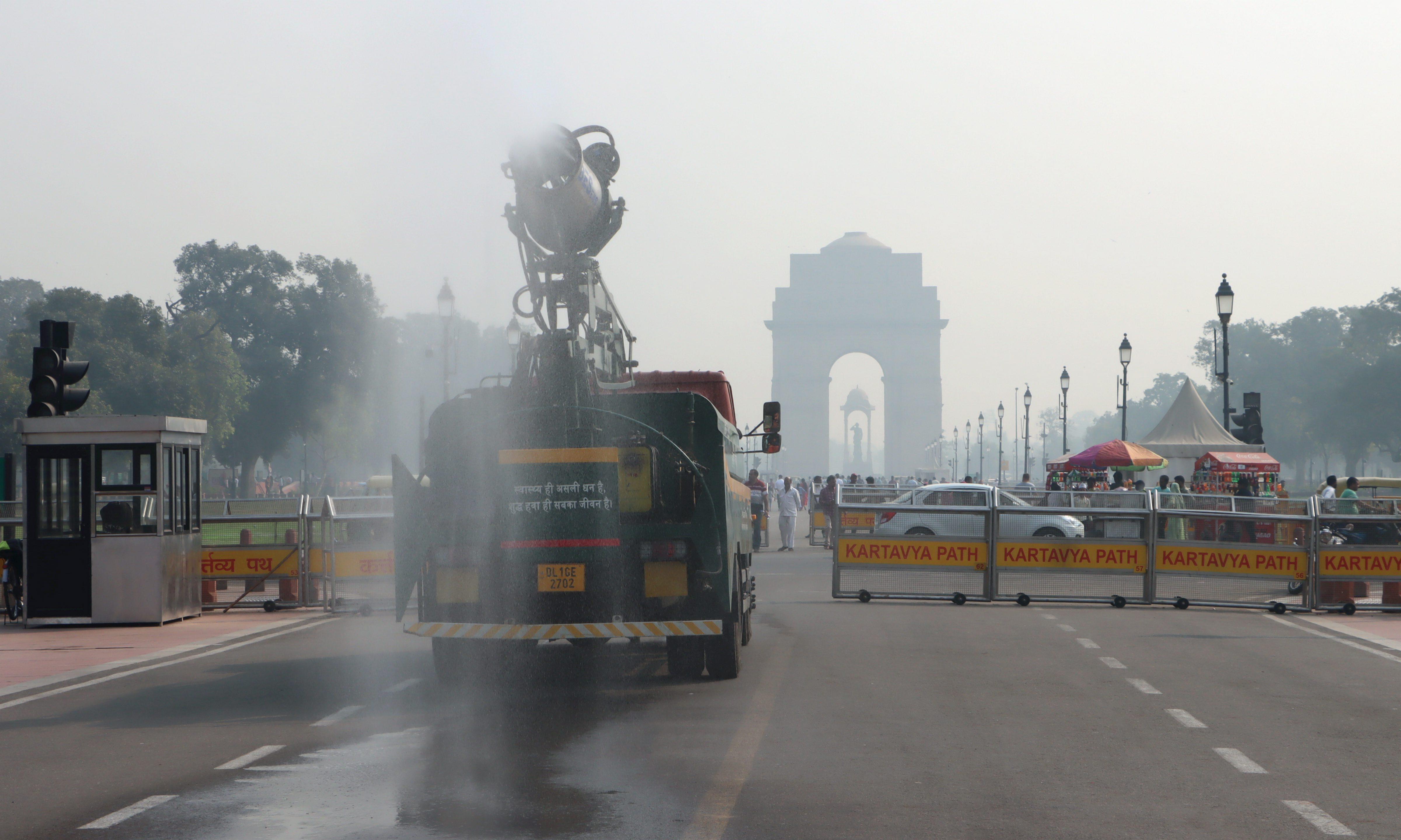 Delhi's air quality categorised as 'very poor', smog blankets city