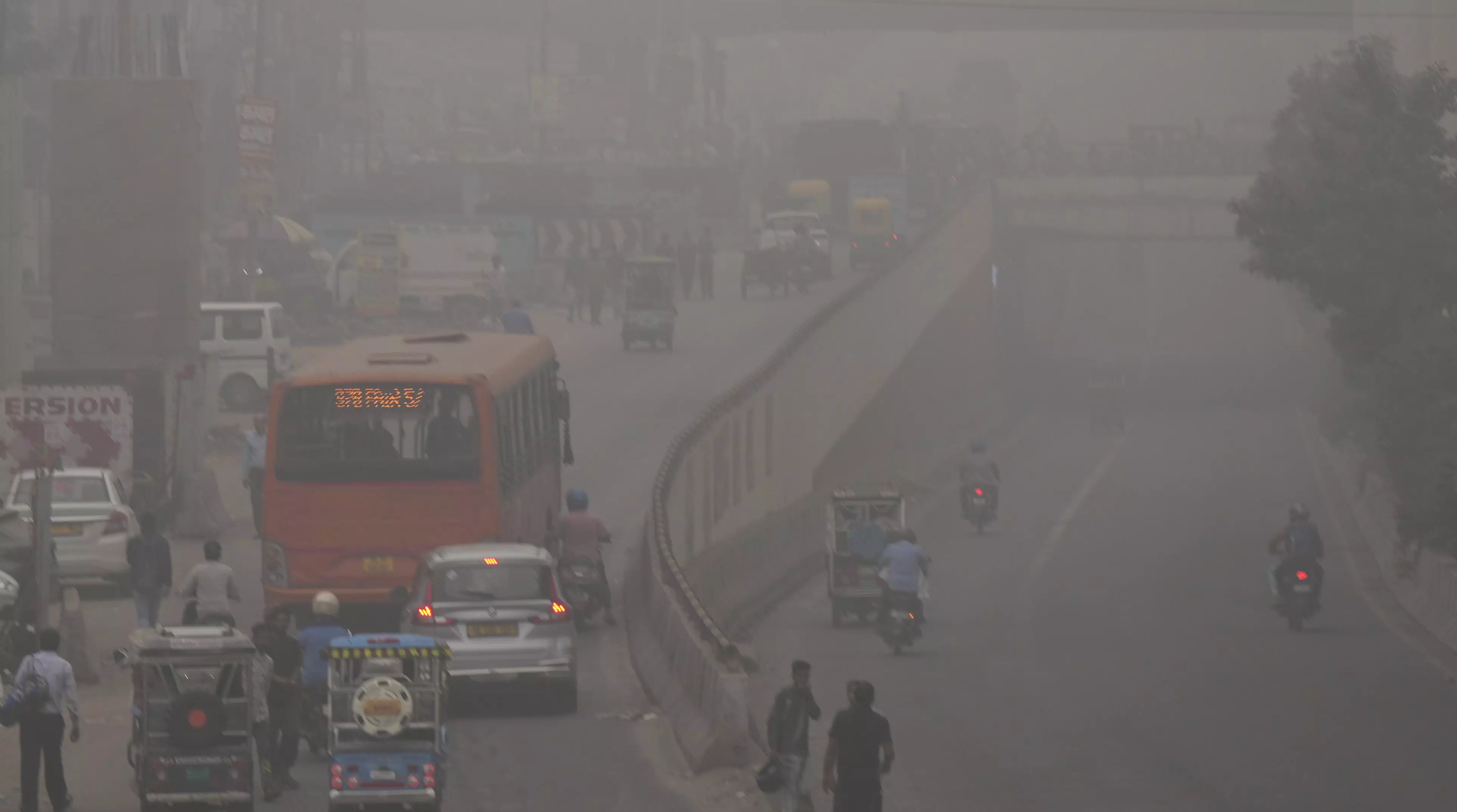 Delhi: Flights diverted as thick smog affects visibility