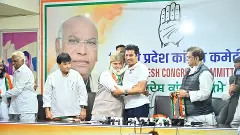 Former AAP MLA from Seelampur Haji Mohammad Ishraq Khan joins Congress