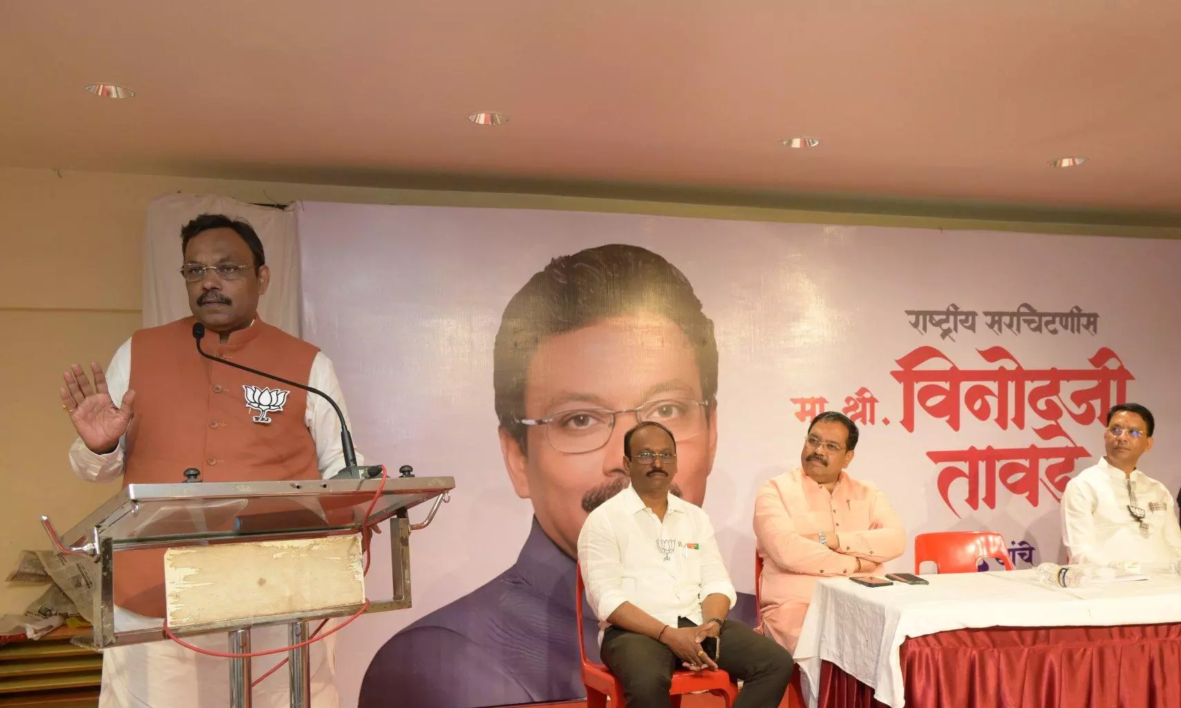 Maharashtra polls | High drama after BJP leader Vinod Tawde accused of disbursing cash