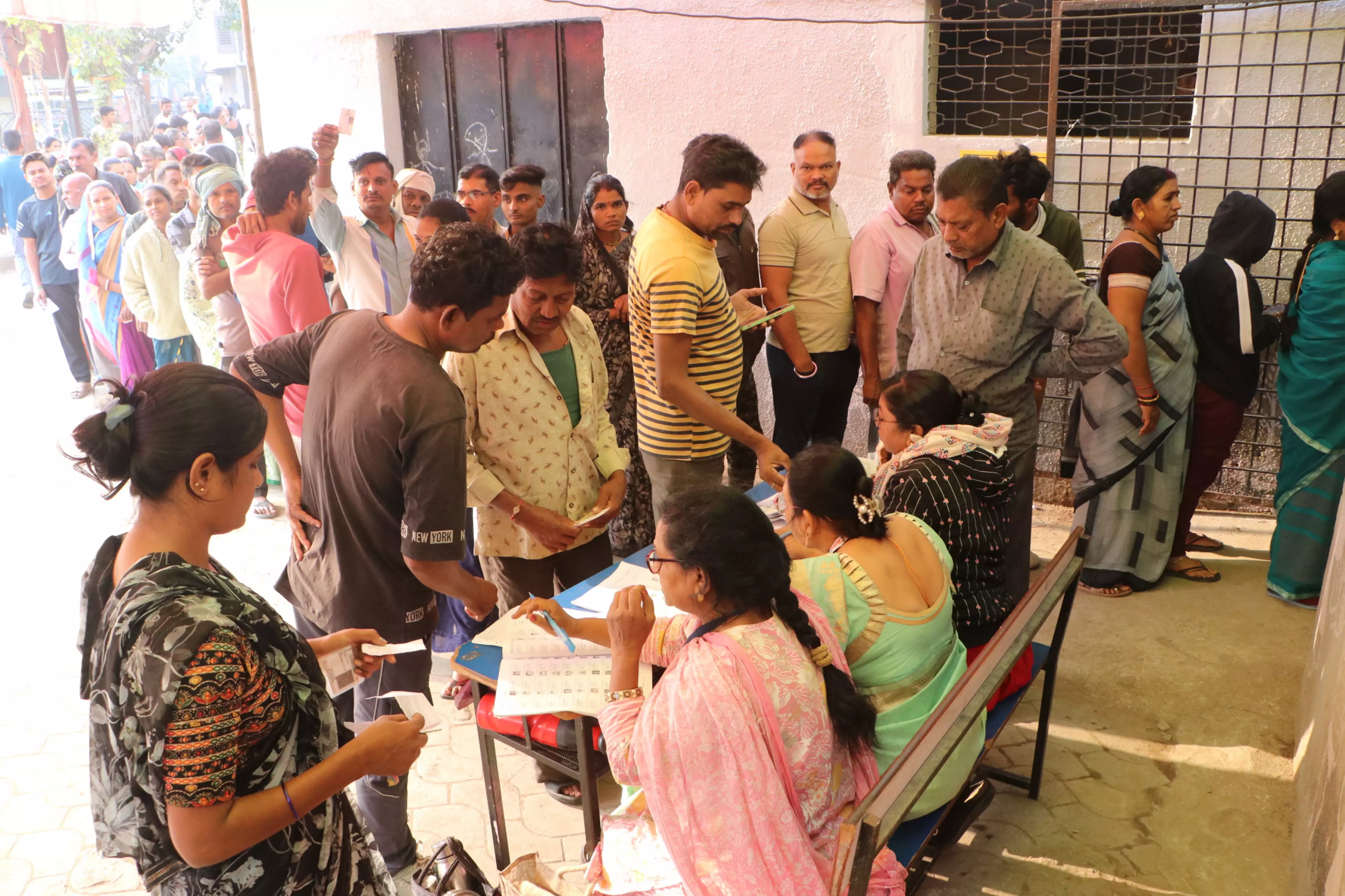 LIVE | Maharashtra records 18.14% voter turnout, Jharkhand 31.37% till 11 am