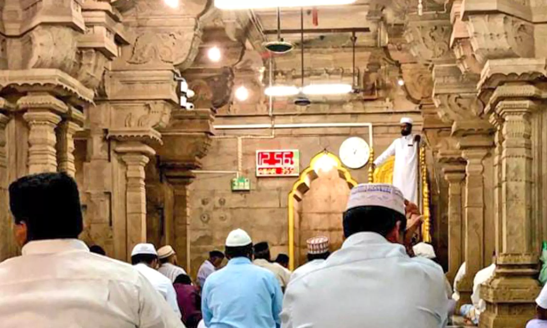 Kilakarai, 70 kms from famous pilgrimage town Rameswaram, has many mosques built between the 8th and 17th centuries and some of them have clear inscriptions.