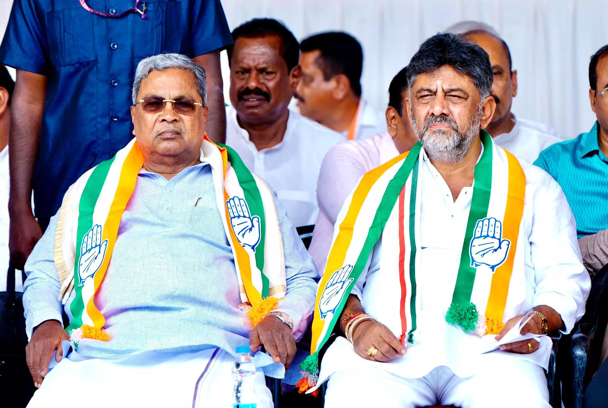 Karnataka CM Siddaramaiah (left) and Deputy CM D K Shivakumar