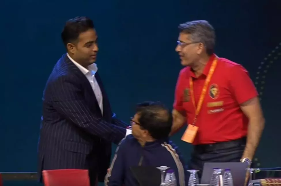 MI owner Akash Ambani (left) shakes hands with RCB Chairman Prathamesh Mishra. Photo: JioCinema/Screengrab