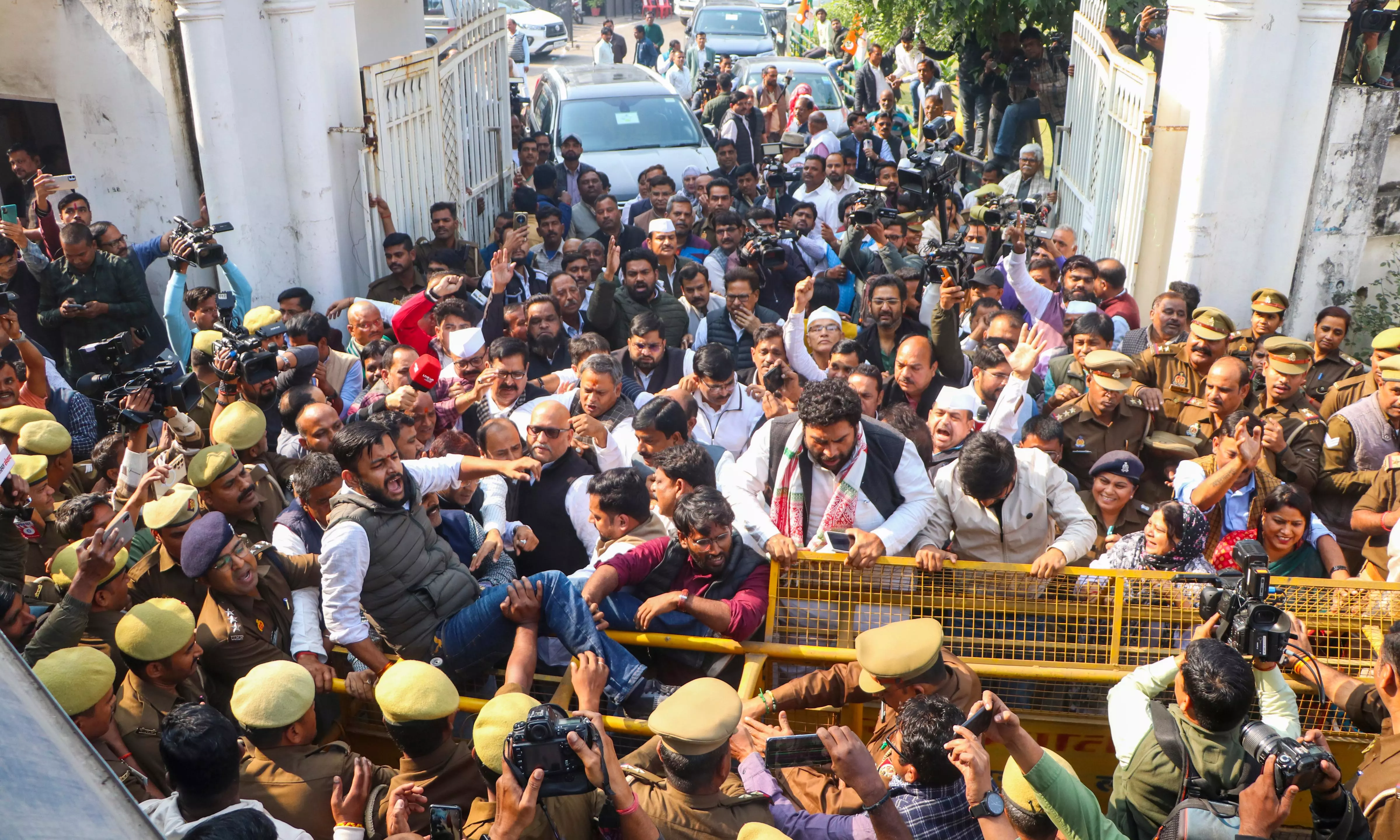 UP: Barred from Sambhal visit, Congress workers scuffle with police