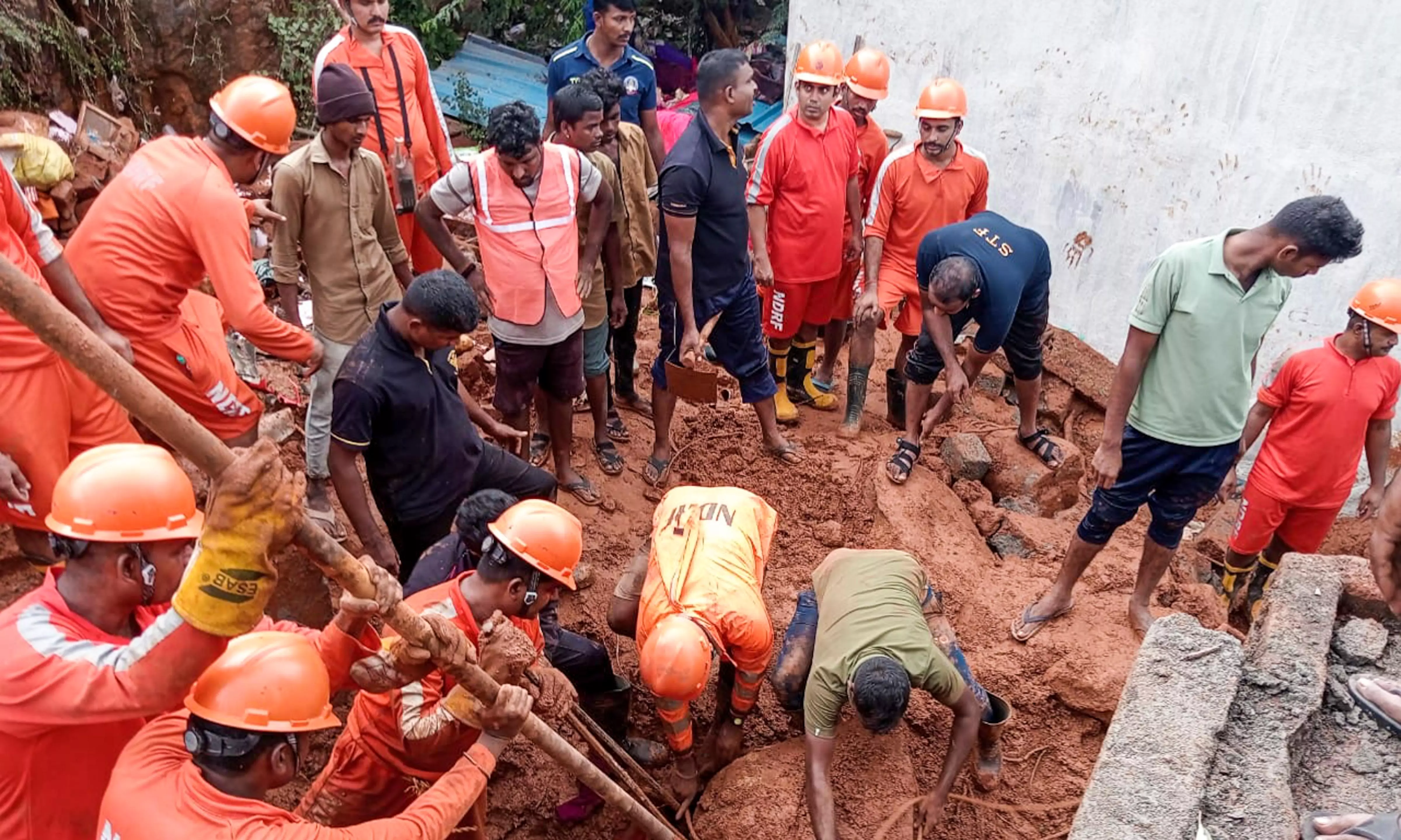 TN | Another landslide hits Tiruvannamalai near spot where 7 of family trapped