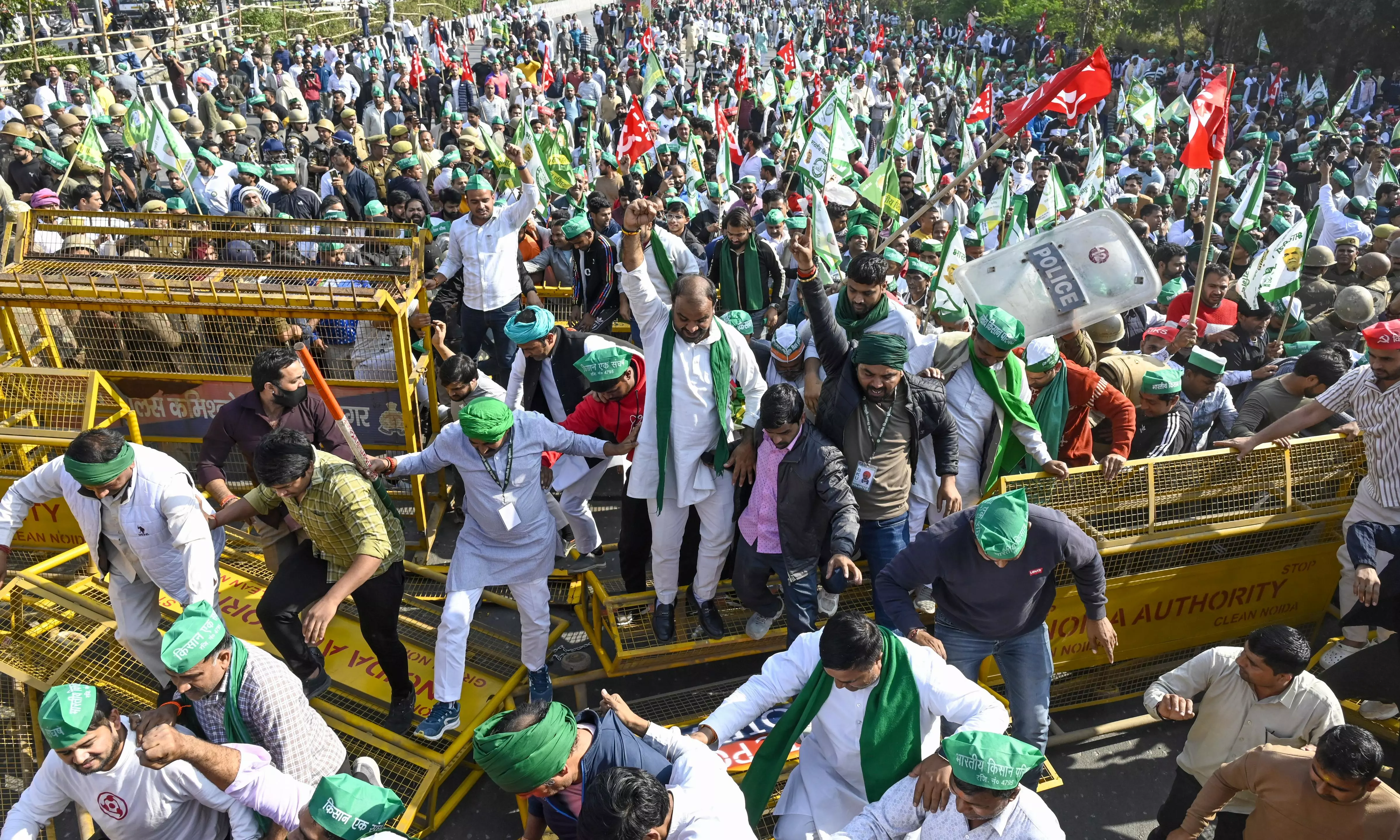 Farmers protesting against UP government gather near Delhi border