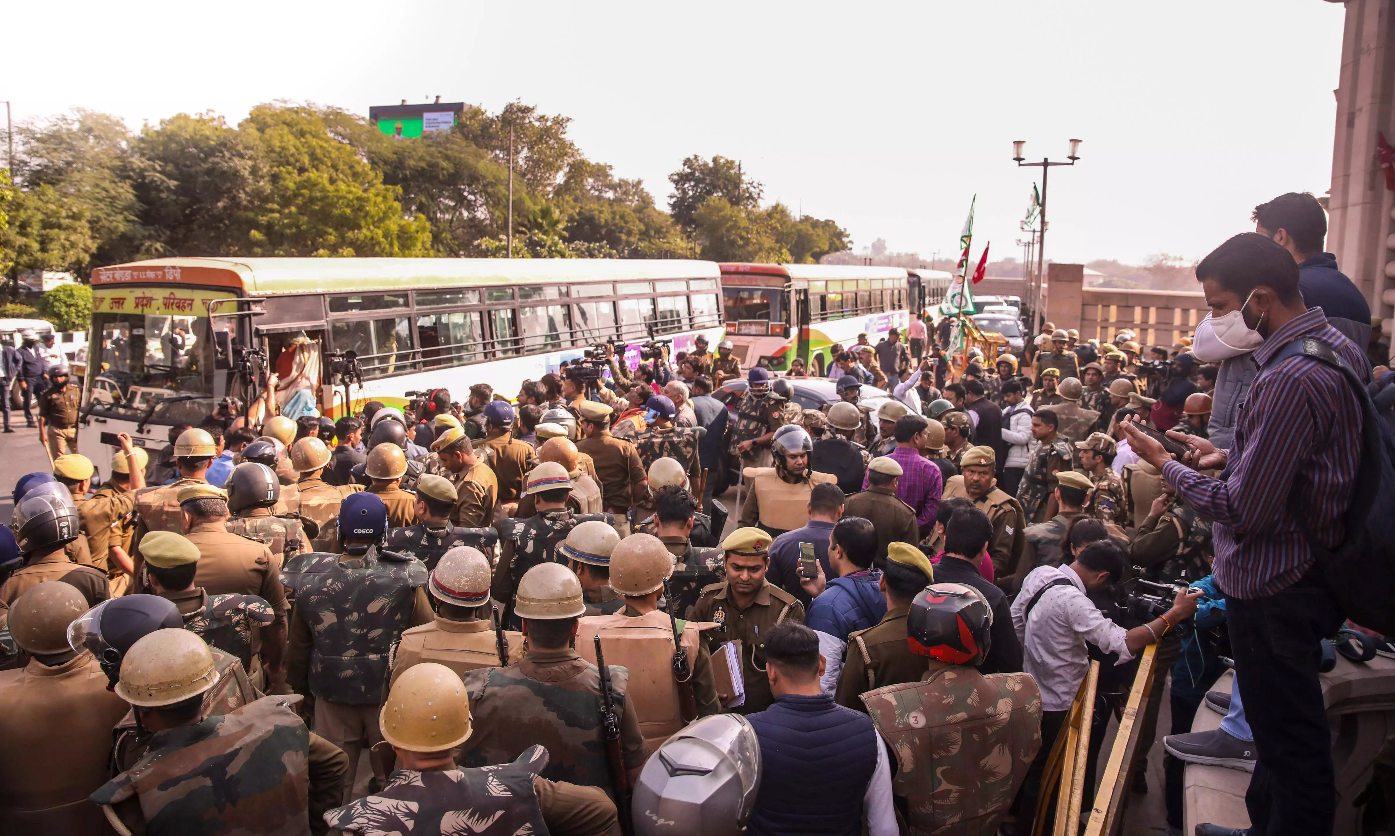 Uttar Pradesh: More than 160 protesting farmers arrested in Noida