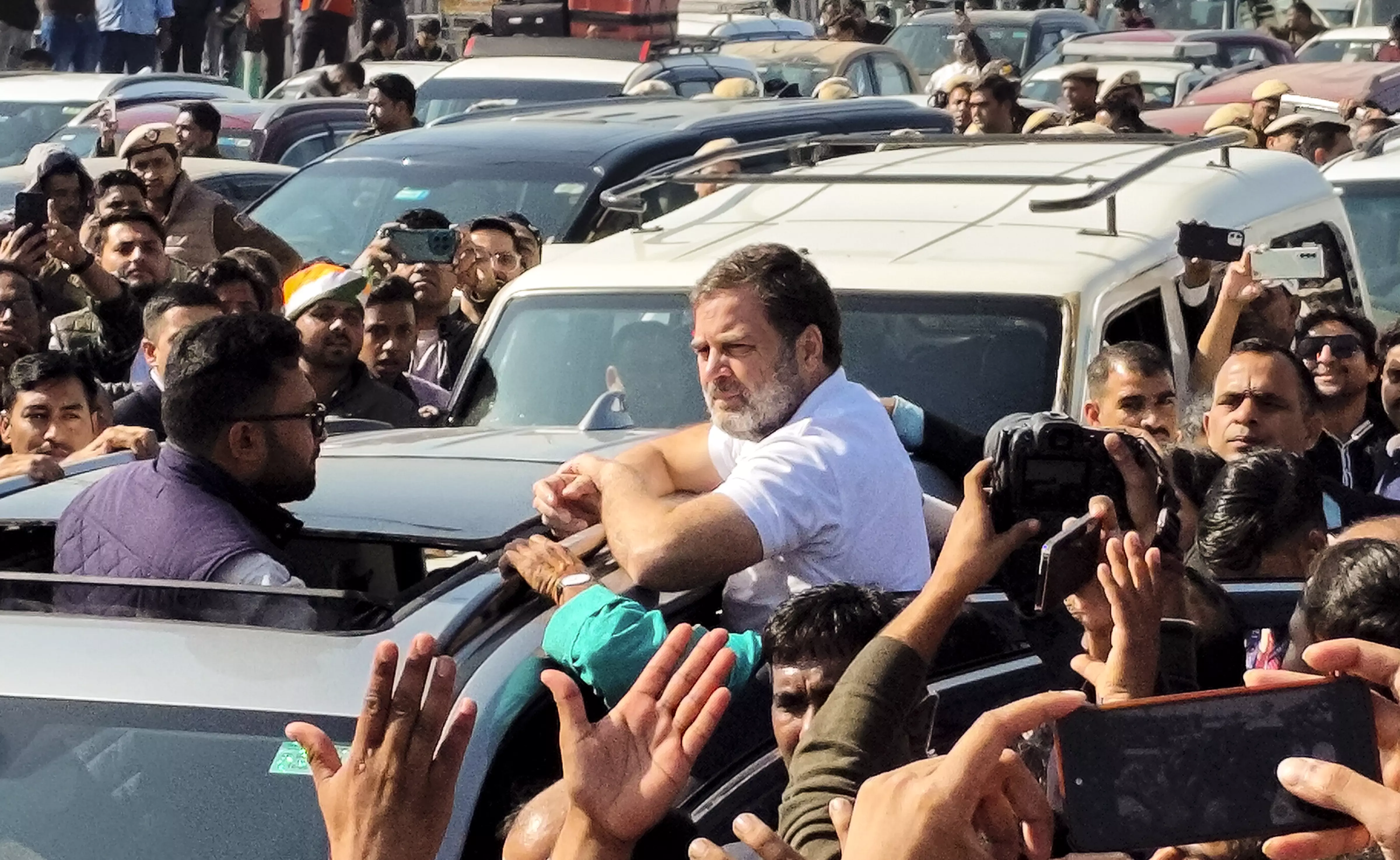 Rahul, Priyanka stopped on way to Sambhal; traffic chaos on highway