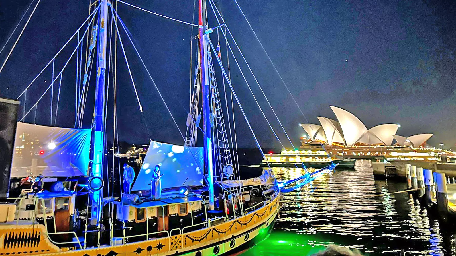 Arka Kinari in front of the Sydney Opera House.