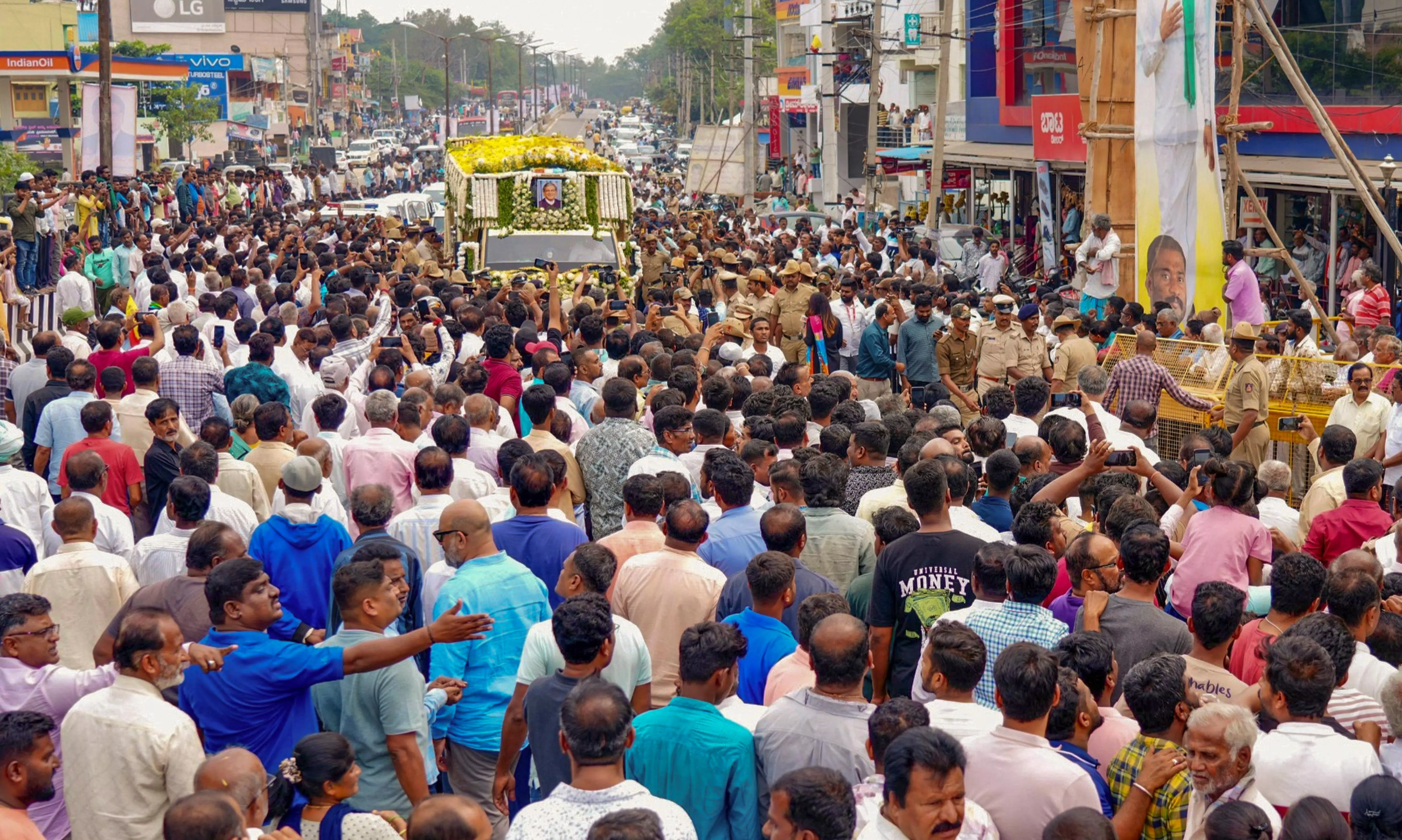 Karnataka | Former CM Krishna cremated with state honours