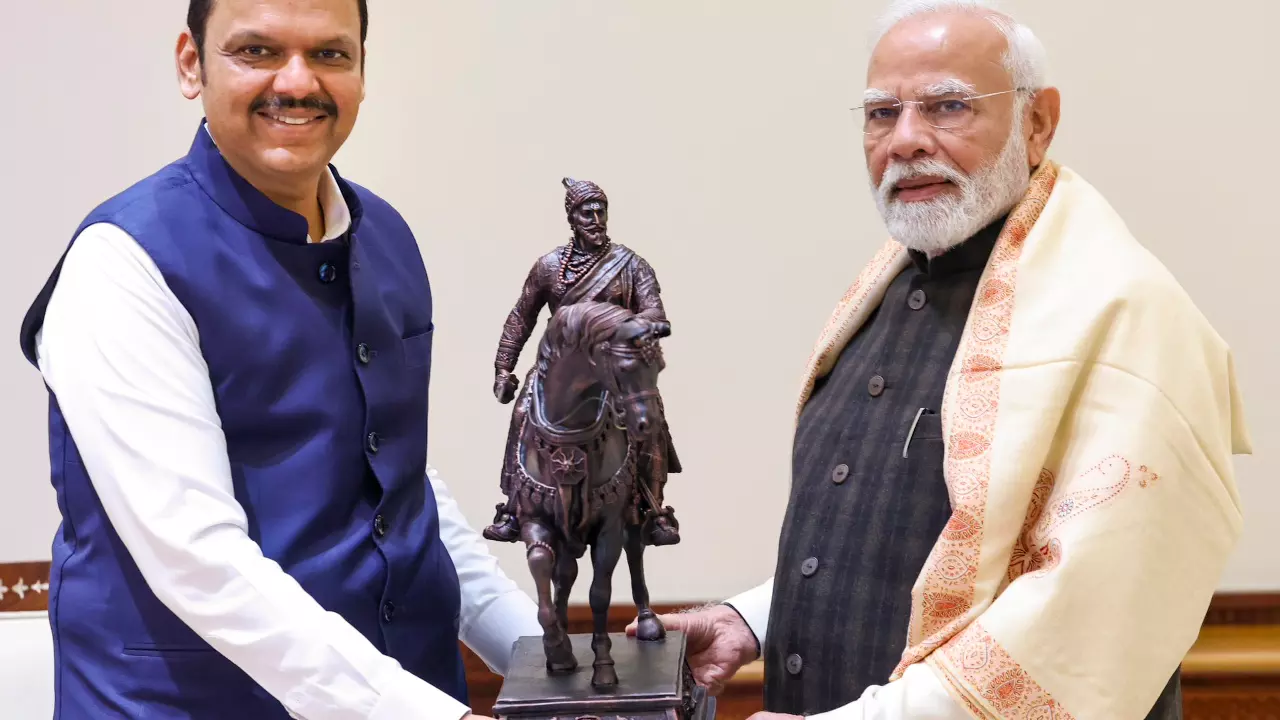 Fadnavis meets Modi amid deadlock over cabinet portfolios