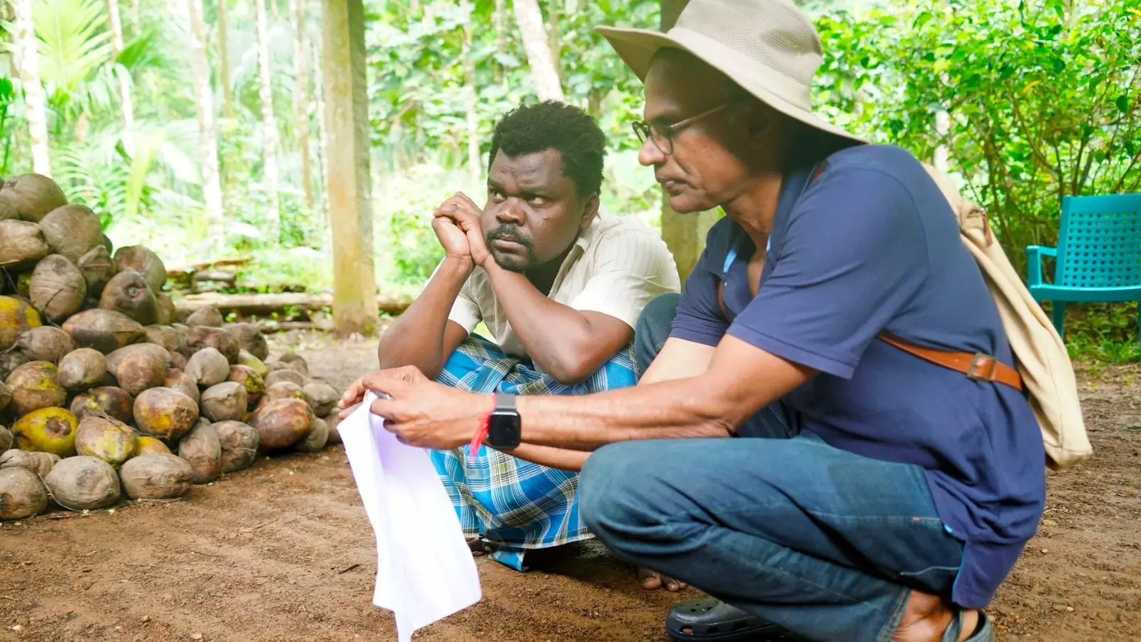 Jayan planning a shot with Prashant Siddi