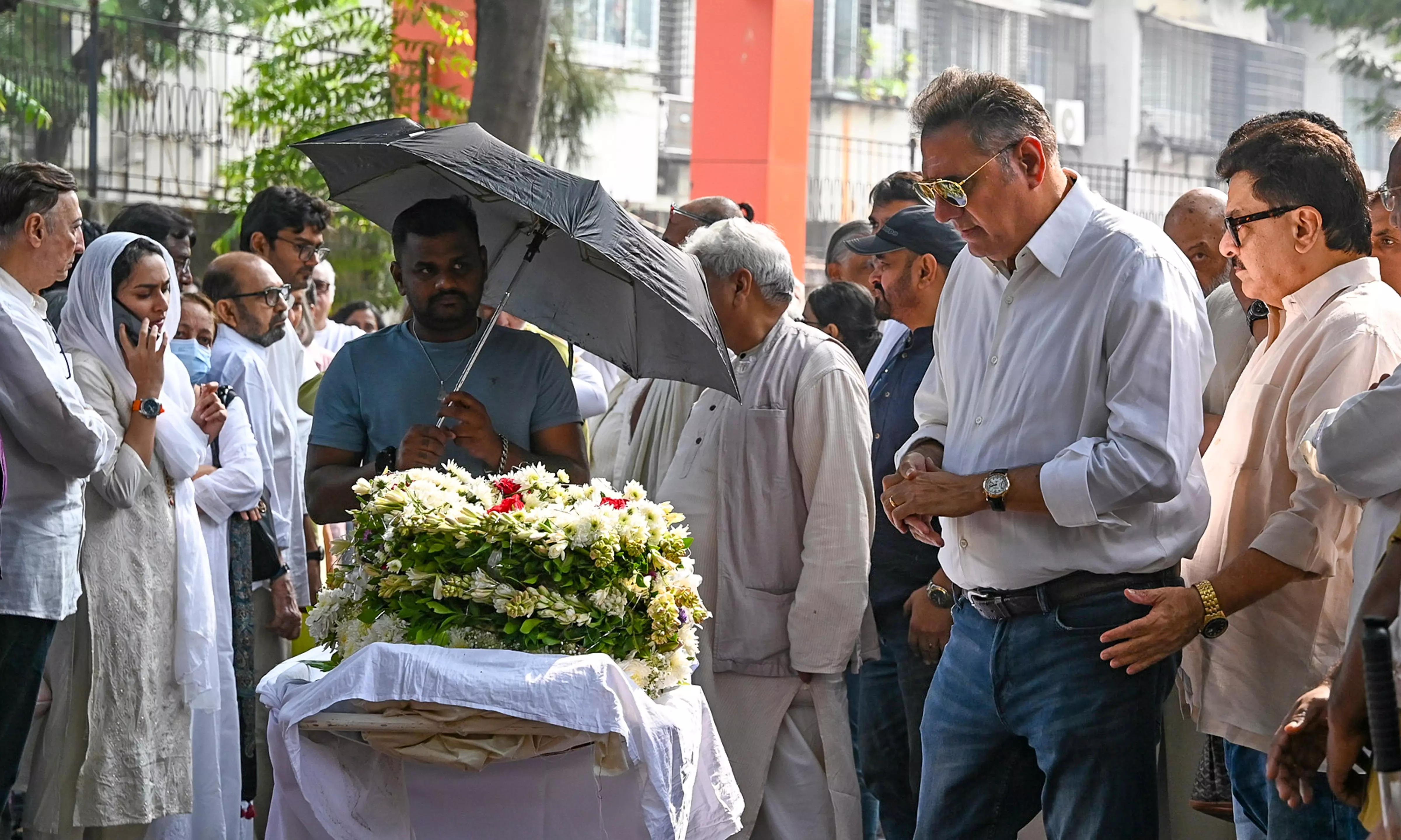 Filmmaker Shyam Benegal laid to rest with full state honours