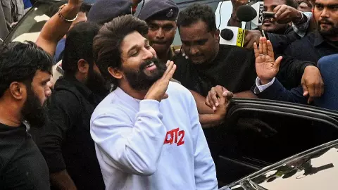 Telugu superstar Allu Arjun arrives at Jai Prakash Narayan airport before launch of Pushpa 2 trailer, in Patna, Sunday, Nov. 17,2024.
