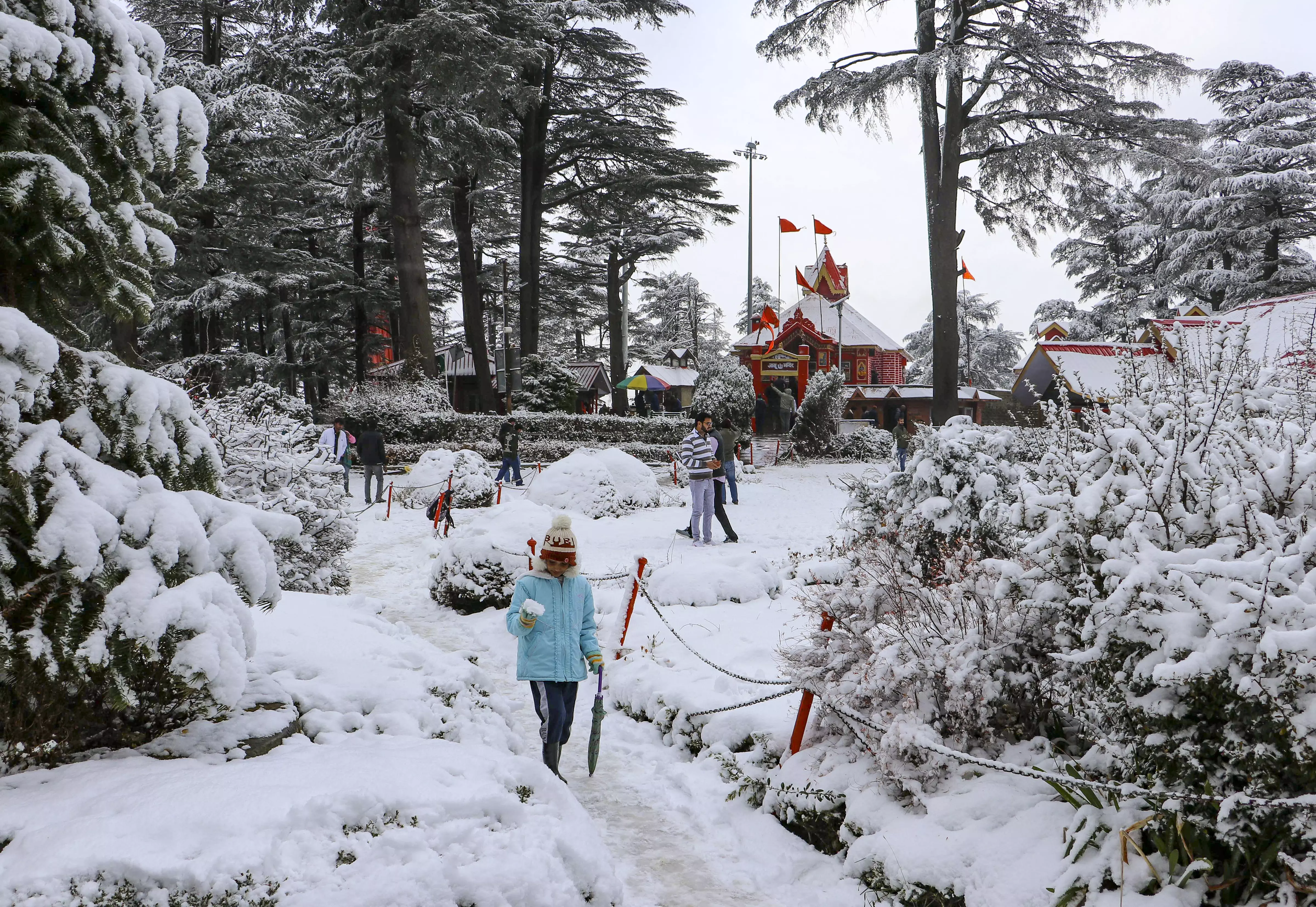 Fresh snowfall in Kashmir, Himachal on Christmas eve; dense fog in Delhi