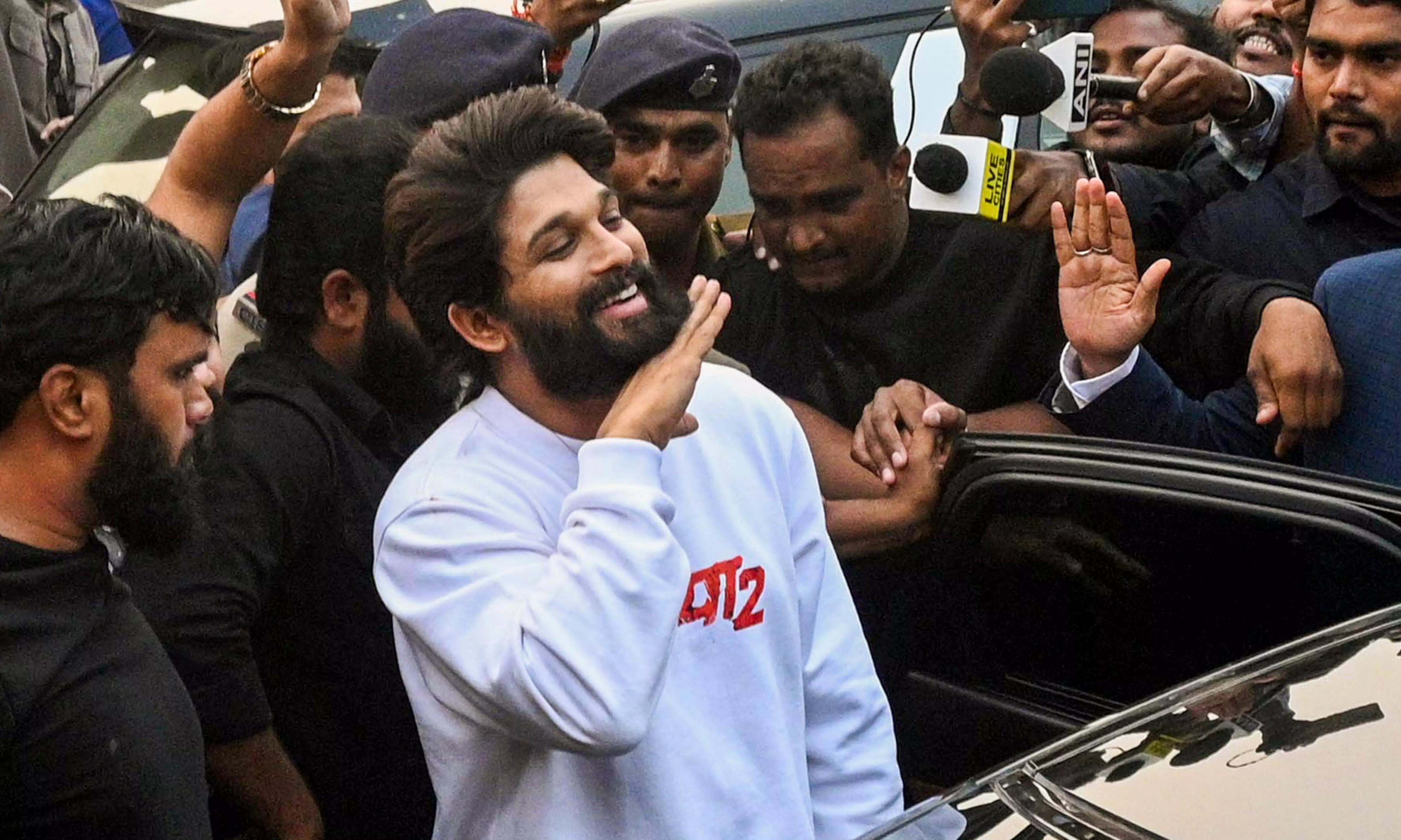 Telugu superstar Allu Arjun arrives at Jai Prakash Narayan airport before launch of Pushpa 2 trailer, in Patna, Sunday, Nov. 17,2024.