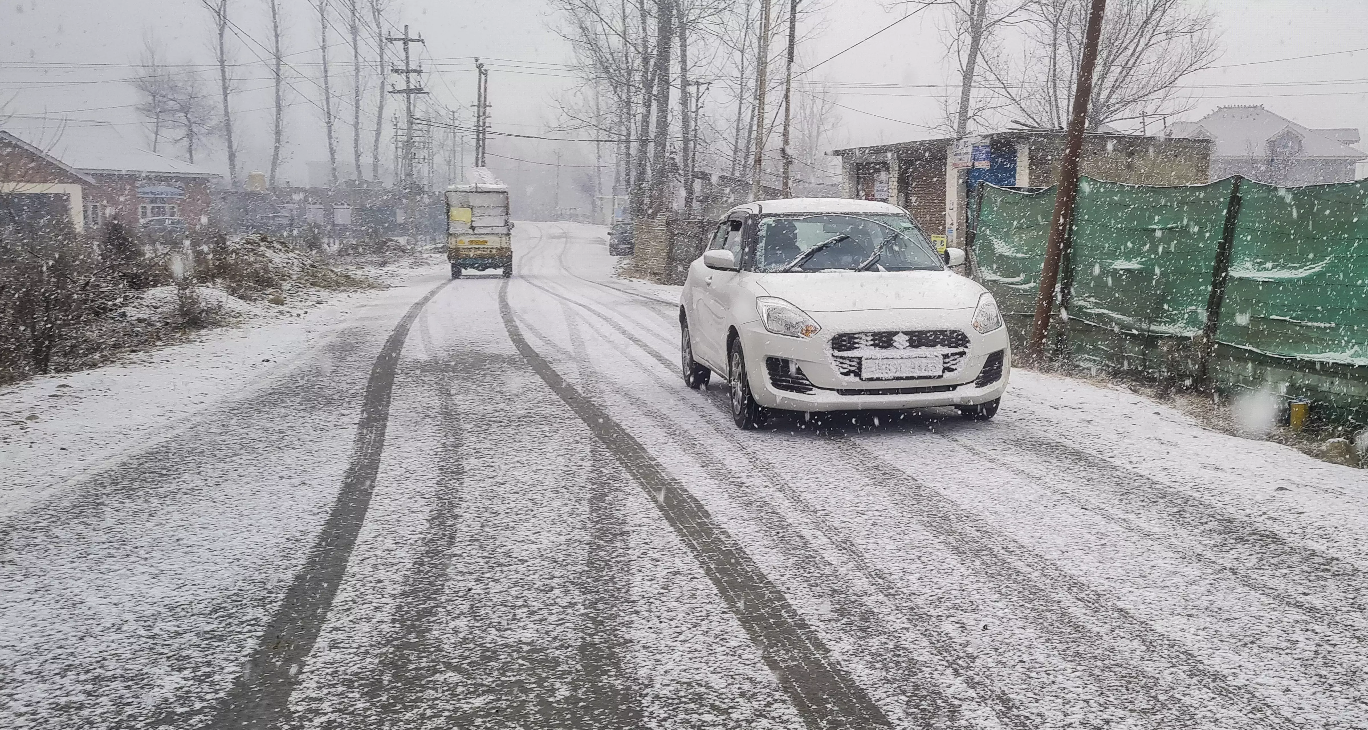 Heavy snowfall shuts Jammu-Srinagar highway; 200 vehicles stranded